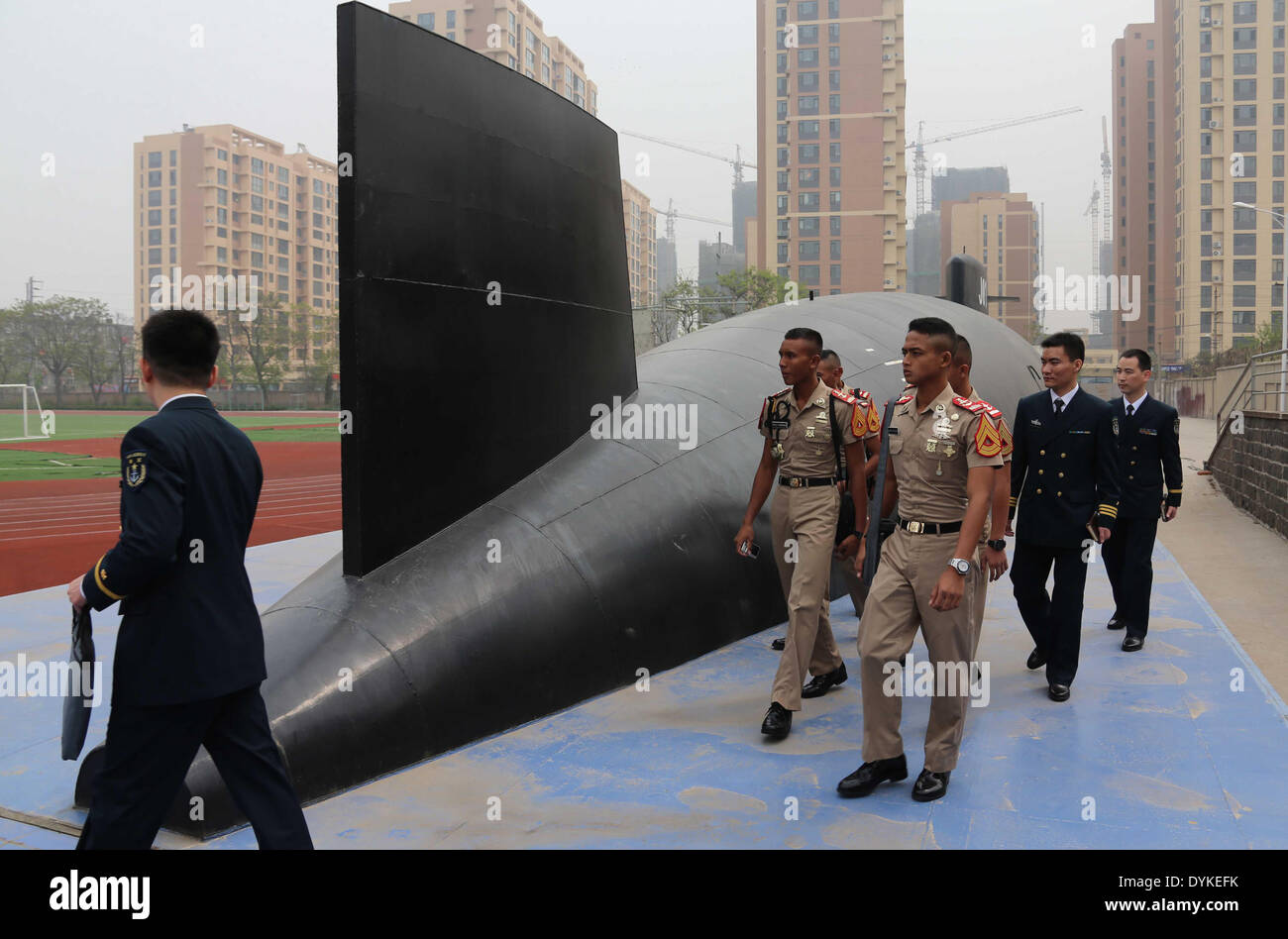 Qingdao, China Shandong Provinz. 21. April 2014. Studenten aus der indonesischen Marine-Akademie besuchen der Menschen Volksbefreiungsarmee (PLA) Marine u-Boot Academy in Qingdao, der ostchinesischen Provinz Shandong, 21. April 2014. Über 90 Schüler kam in Qingdao am Sonntag bis eine indonesische Marine-Schiff. Das Schiff wird in einem multi-nationalen marine Übung hier anlässlich des 65. Jahrestages der Gründung der chinesischen PLA Navy teilnehmen. © Wang Jianmin/Xinhua/Alamy Live-Nachrichten Stockfoto