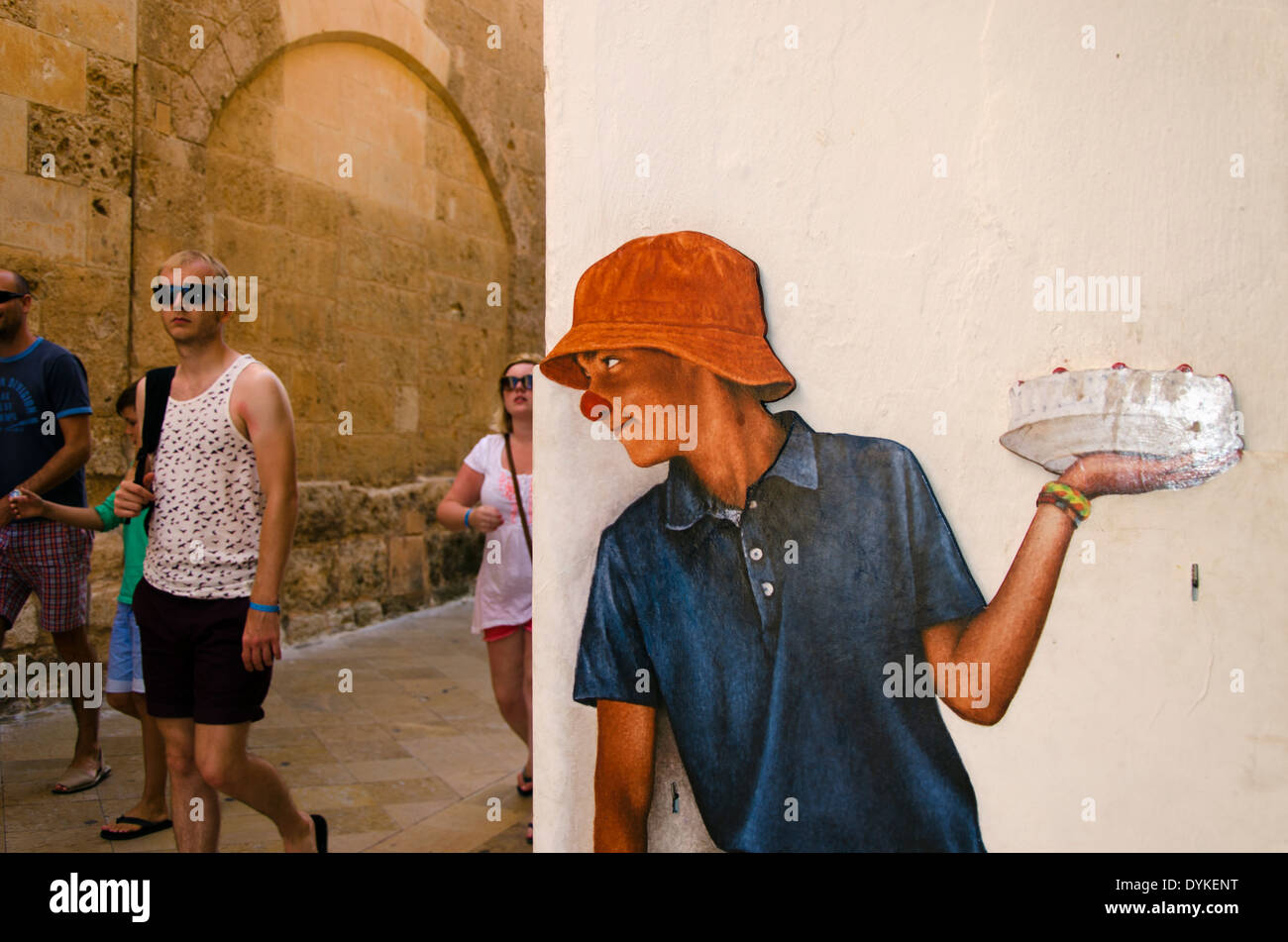 Graffiti auf der Seite ein Geschäft in der Stadt von Ciutadella Menorca. Stockfoto