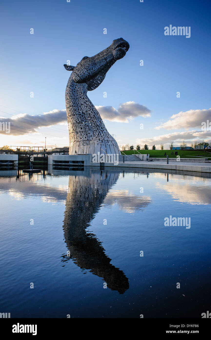 Die Kelpies, ein 300 Tonnen, 30 Meter hohen Roß Kopf Skulptur des Künstlers Andy Scott. Die Helix Park, Falkirk, Schottland, UK Stockfoto