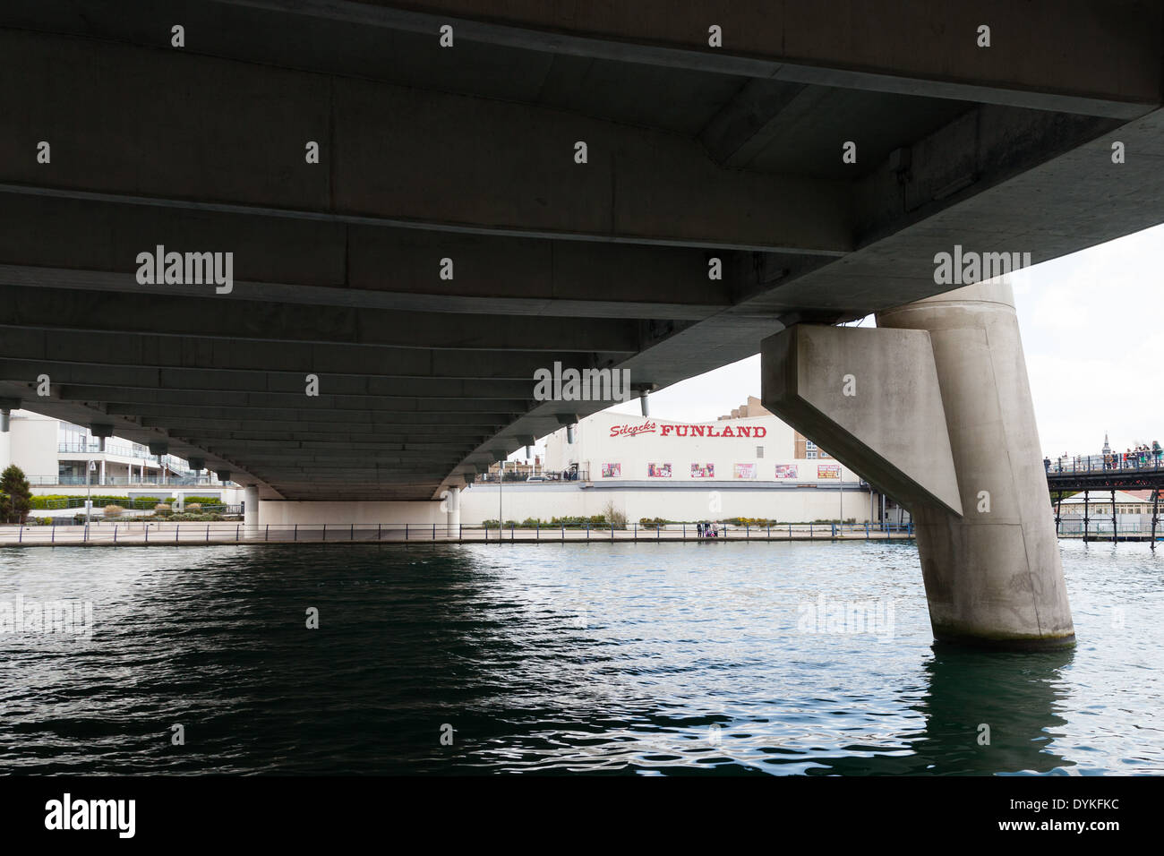 Die Silcock Funland in Southport, durch Marine Brücke gesehen Stockfoto