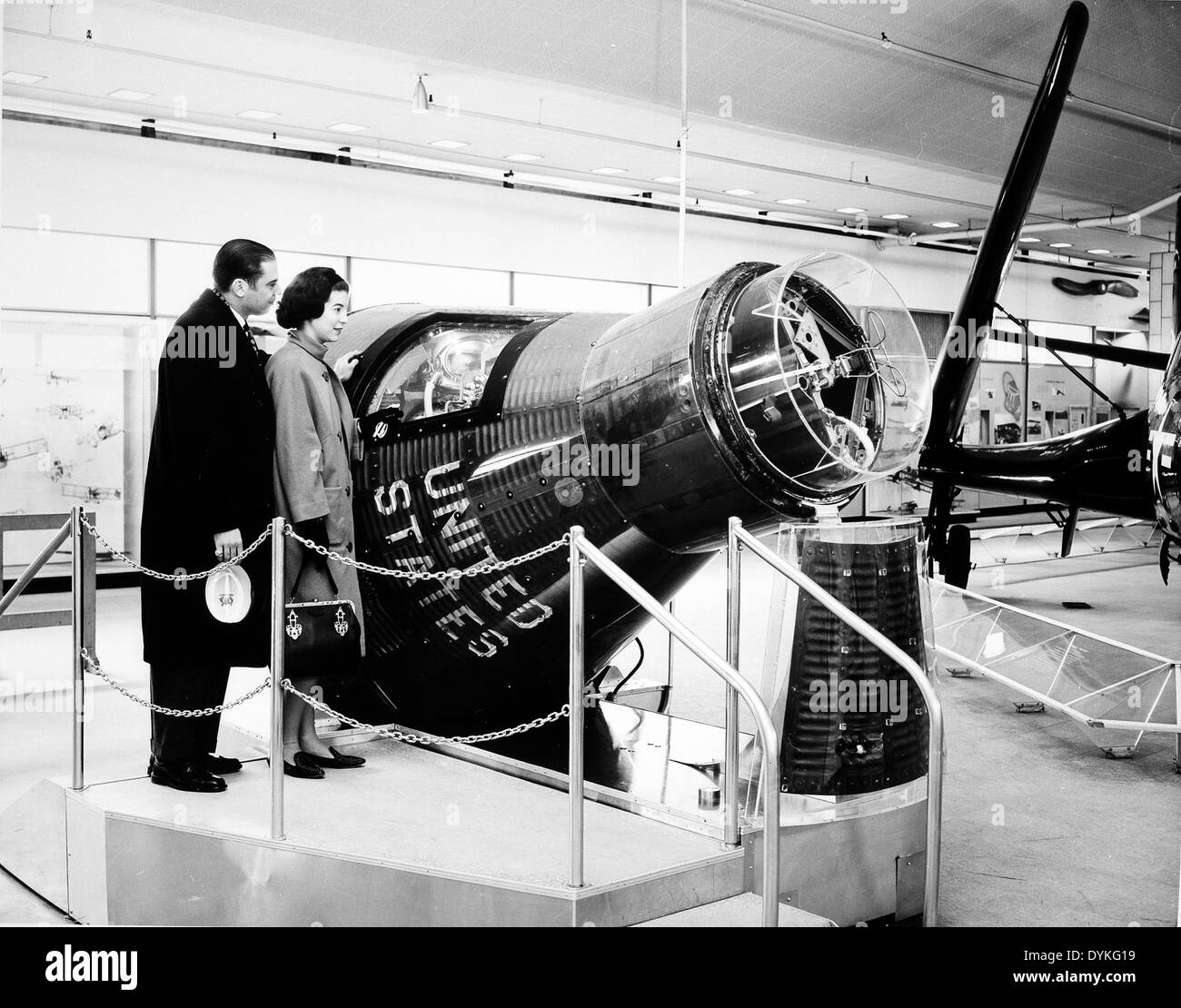 Besucher, die die Mercury Capsule Friendship 7 besichtigen, Teil der Ausstellung Project Mercury in der Smithsonian Institution. Dieses Artefakt stellt einen bedeutenden Meilenstein in der Erforschung des menschlichen Weltraums dar. Stockfoto