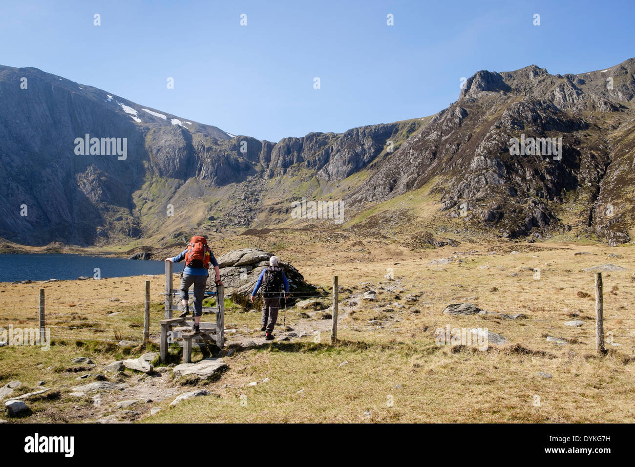 Zwei Wanderer im Cwm Idwal mit Blick auf die Küche des Teufels in Glyderau Berge von Snowdonia National Park Ogwen North Wales UK Stockfoto