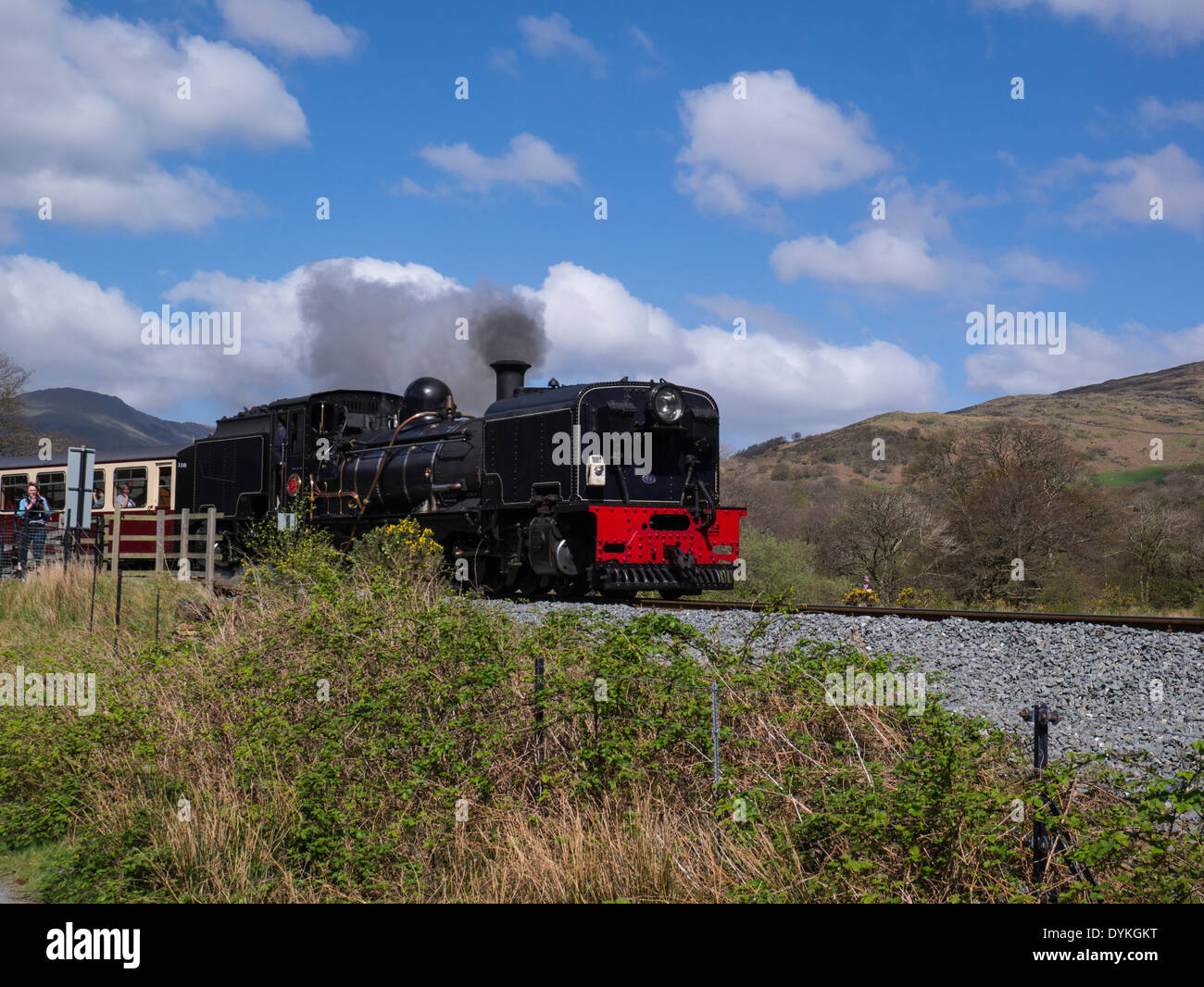 Dampflokomotive NG/G16 No. 87 Welsh Highland Railway Beddgelert Gwynedd North Wales fährt durch den Eryri Snowdonia Nationalpark spektakuläre Landschaft Stockfoto