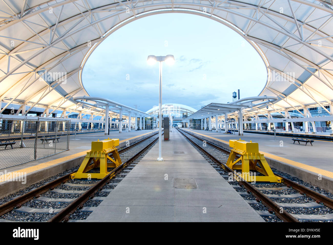 Baldachin und Tracks, Commuter Rail Terminal, Denver Union Station, Denver, Colorado USA Stockfoto