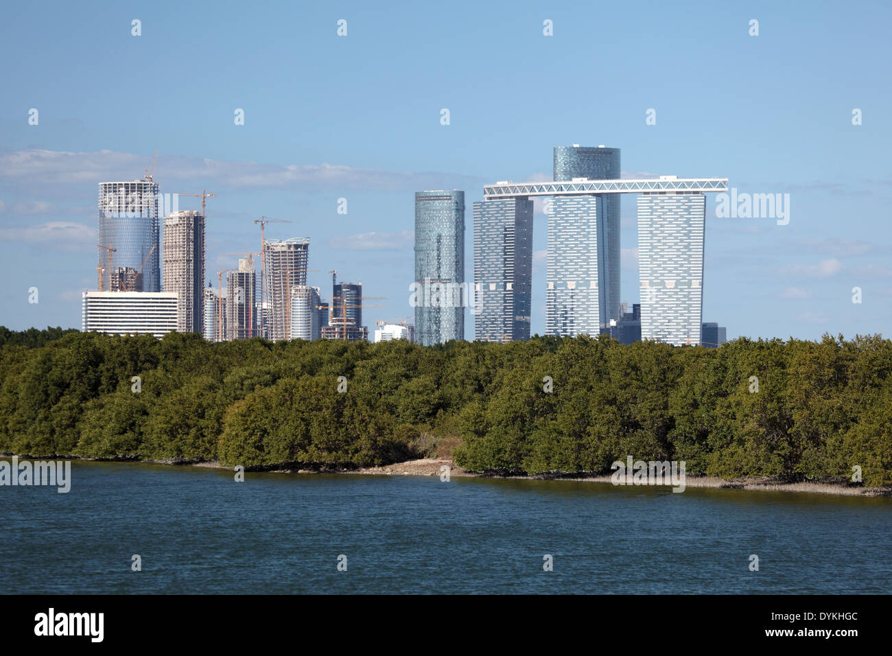 Skyline von Abu Dhabi Al Reem Island mit Mangrovenwald im Vordergrund Stockfoto
