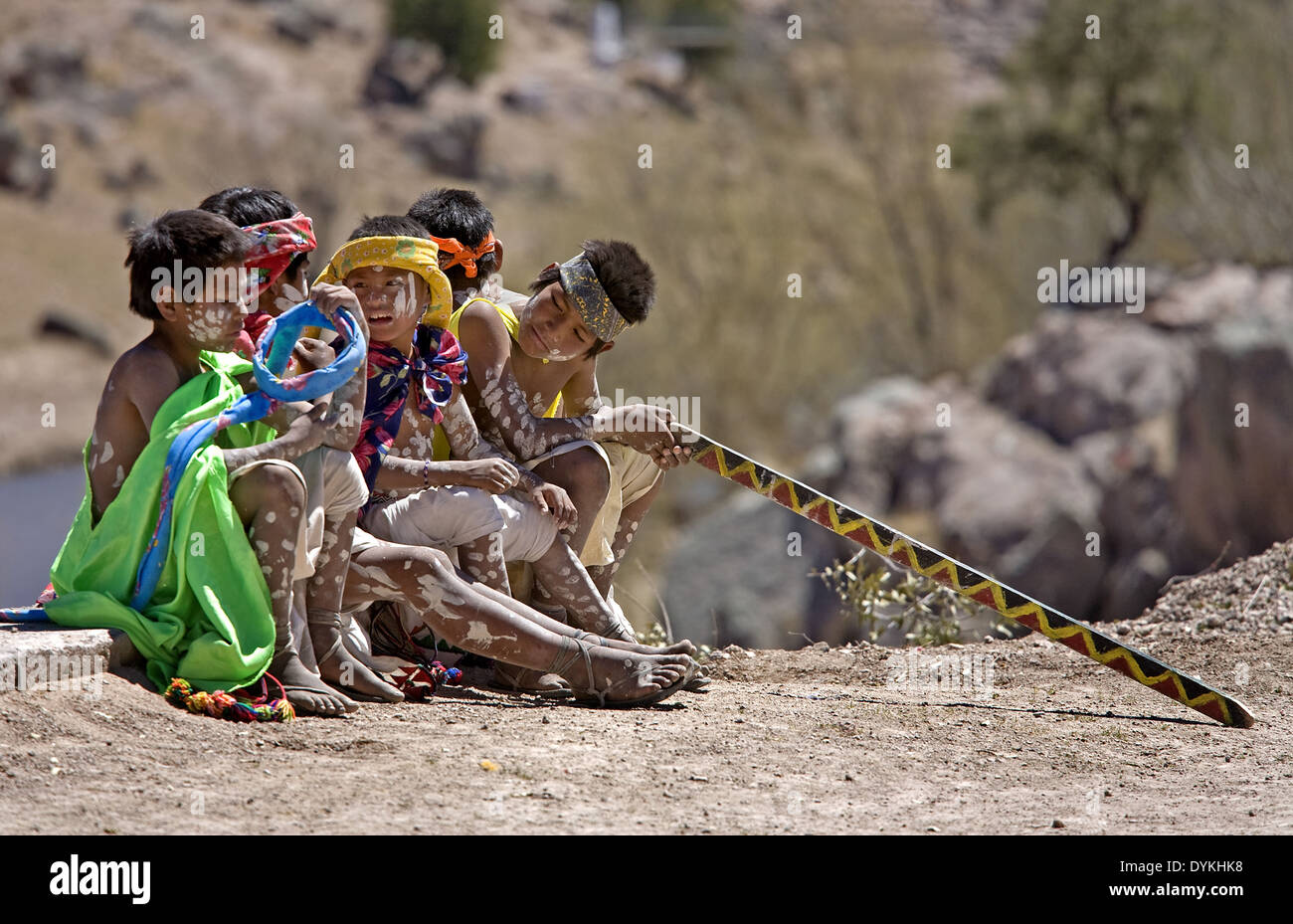 Young-Tarahumara-Indianer warten auf den Beginn der Osterfeierlichkeiten statt in einem Dorf in der Sierra Tarahumara, Mexiko. Stockfoto