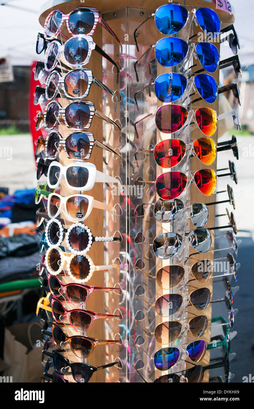 Günstige Sonnenbrillen auf einem kreisförmigen Spinnerei Display stehen zum Verkauf. Stockfoto
