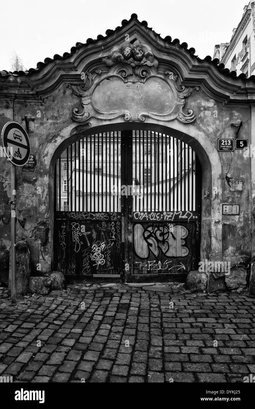 Die Straßen des alten Prags. Stilisierte Film. Große Körner. Schwarz und weiß. Stockfoto