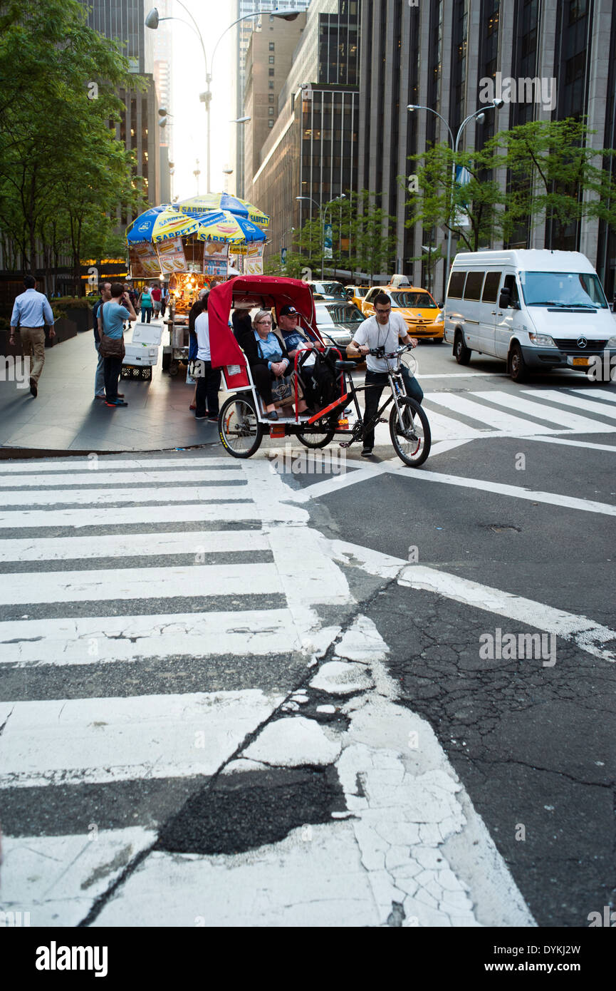 Rikscha mit Passagieren auf der Straße in New York City Stockfoto