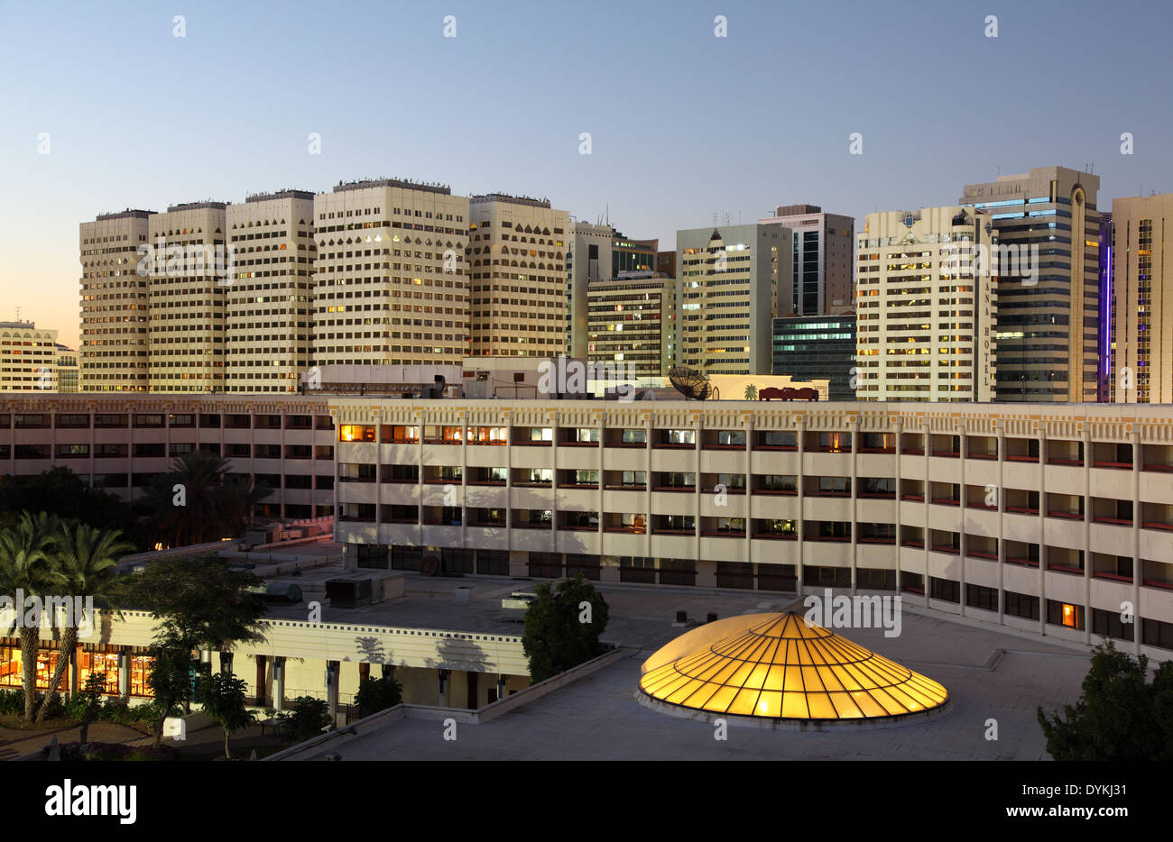 Von Abu Dhabi in der Abenddämmerung. Vereinigte Arabische Emirate Stockfoto