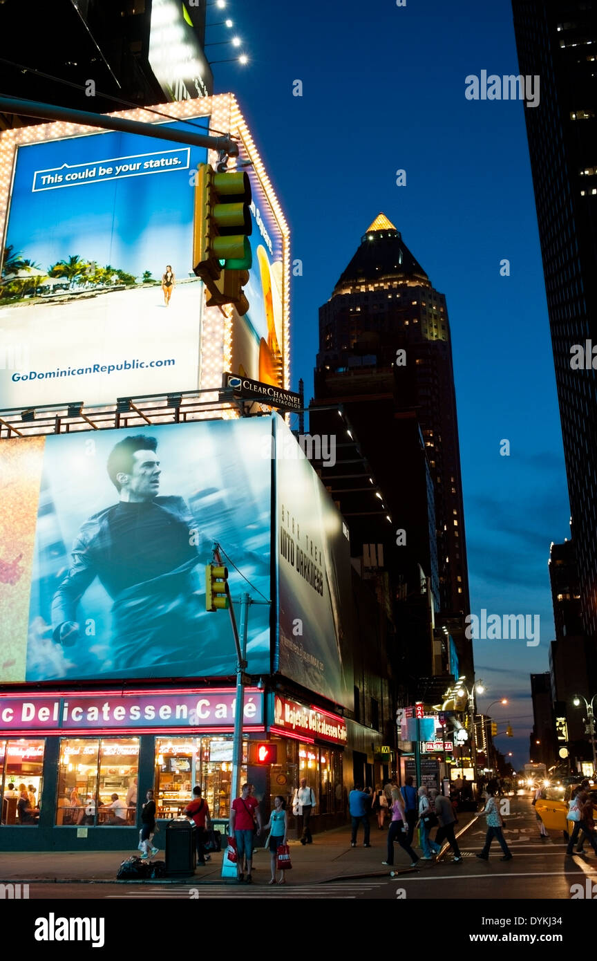 Beleuchteten Werbetafeln in der Dämmerung, Times Square New York City Stockfoto