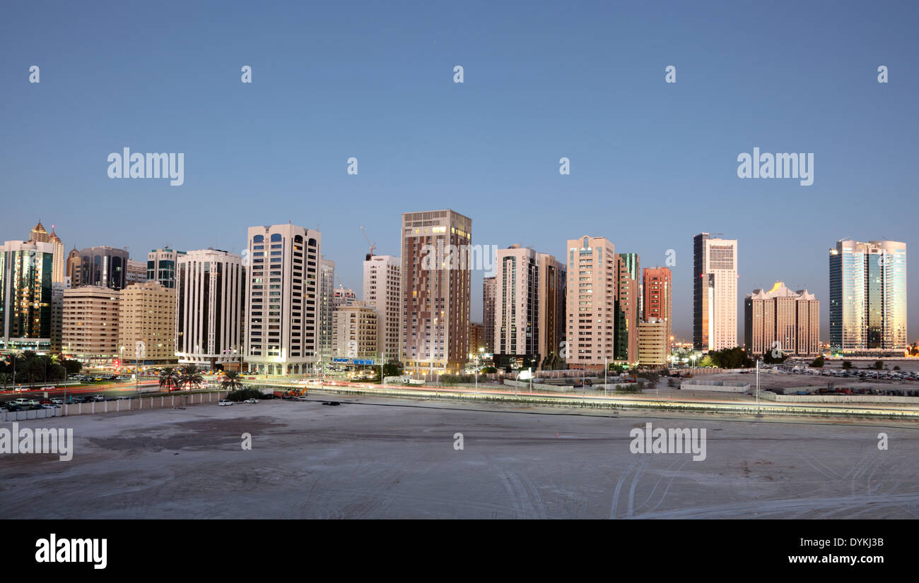 Skyline von Abu Dhabi in der Abenddämmerung, Vereinigte Arabische Emirate Stockfoto
