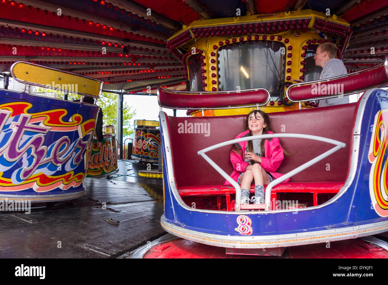 Junges Mädchen auf Teilveranstaltungen Fahrt auf Kirmes. England. UK Stockfoto