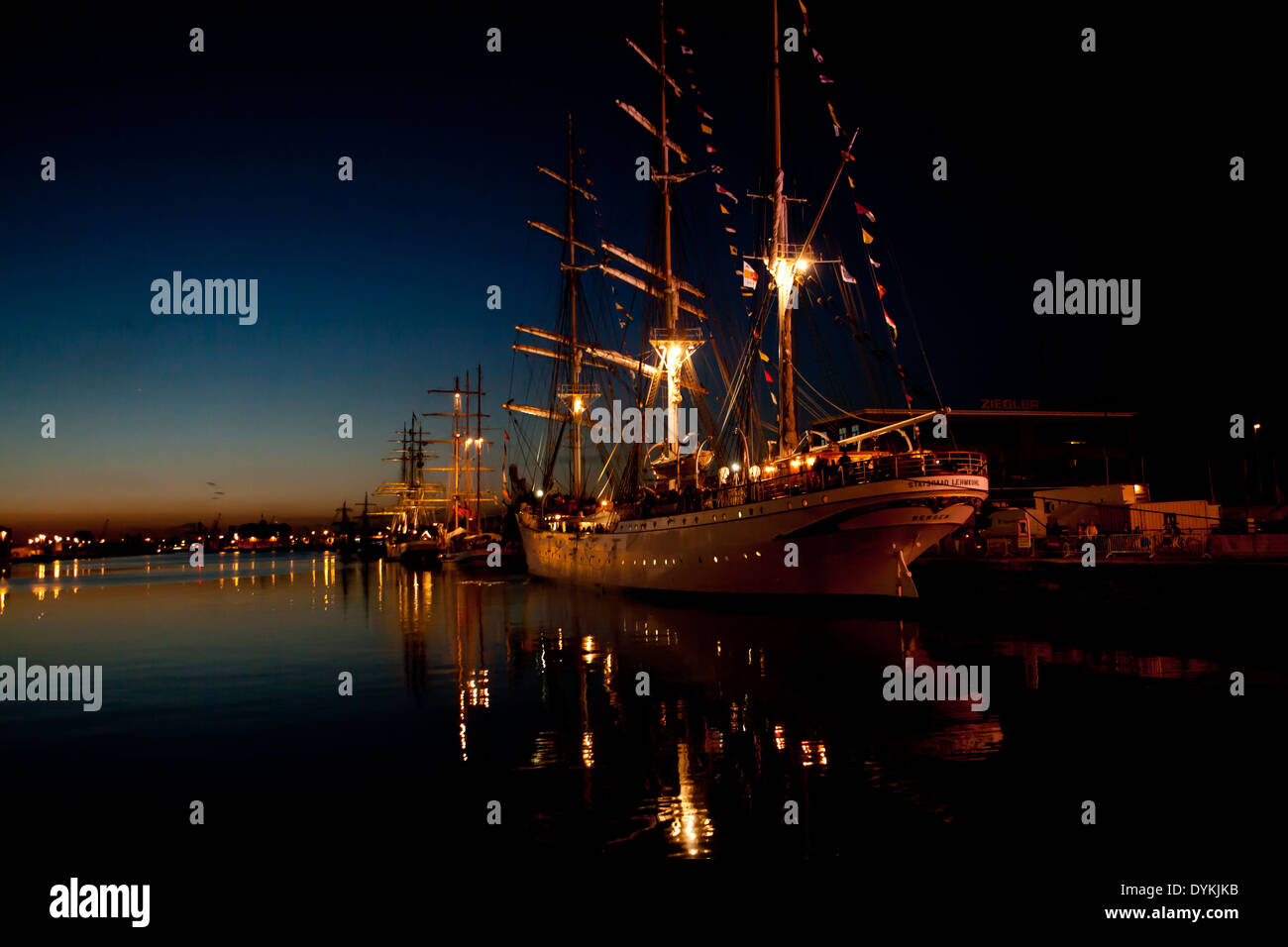 Segeln Sie 19. Jahrhundert Schiff von den Tall Ship Race in Antwerpen in der Nacht wunderschön beleuchtet. Stockfoto