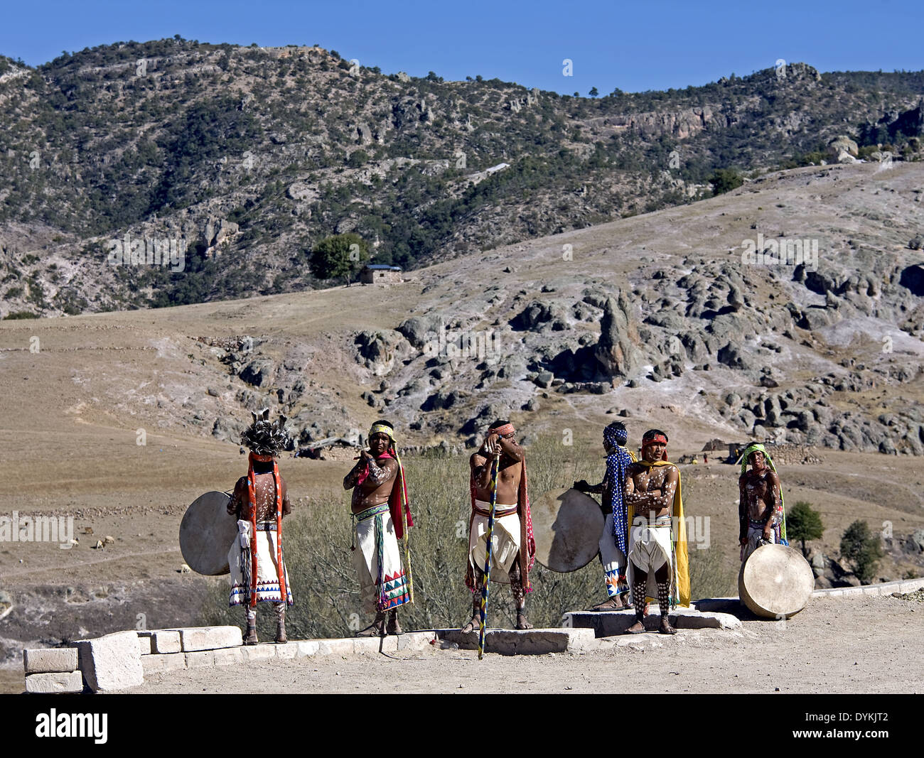 Tehuerichi - Mexiko. Teilnehmer an einer Zeremonie gehalten, um Ostern in Tehuerichi, einem Dorf in der Sierra Tarahumara zu feiern. Stockfoto