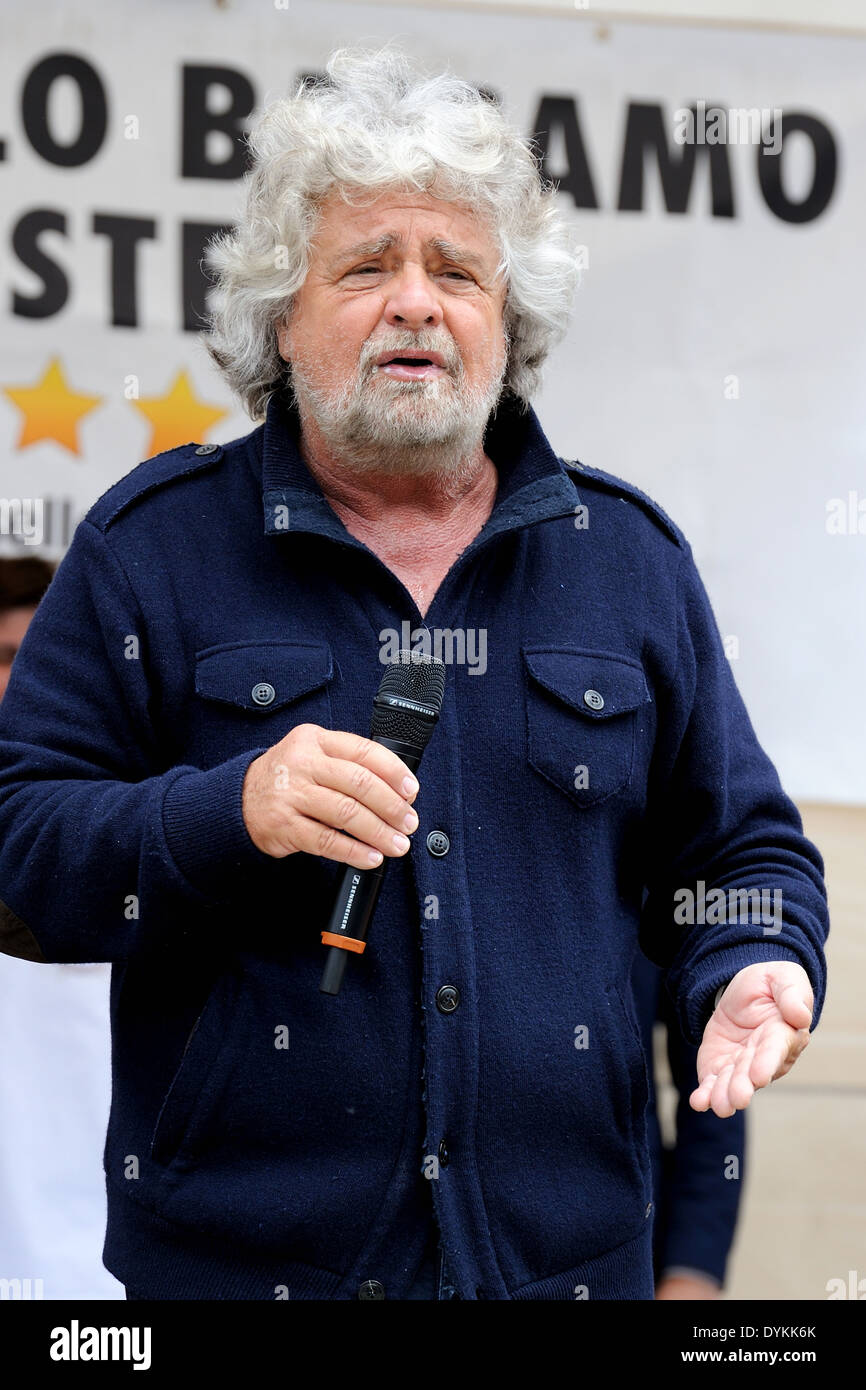 Beppe Grillo während einer politischen Sitzung in einem Quadrat (fünf Sterne). Stockfoto