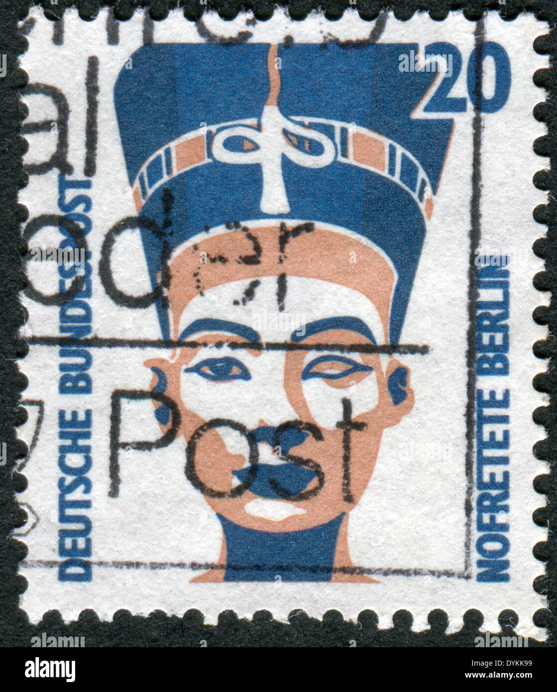 Briefmarke gedruckt in Deutschland, zeigt Königin Nefertiti Ägyptens, Büste, Ägyptisches Museum, Berlin Stockfoto