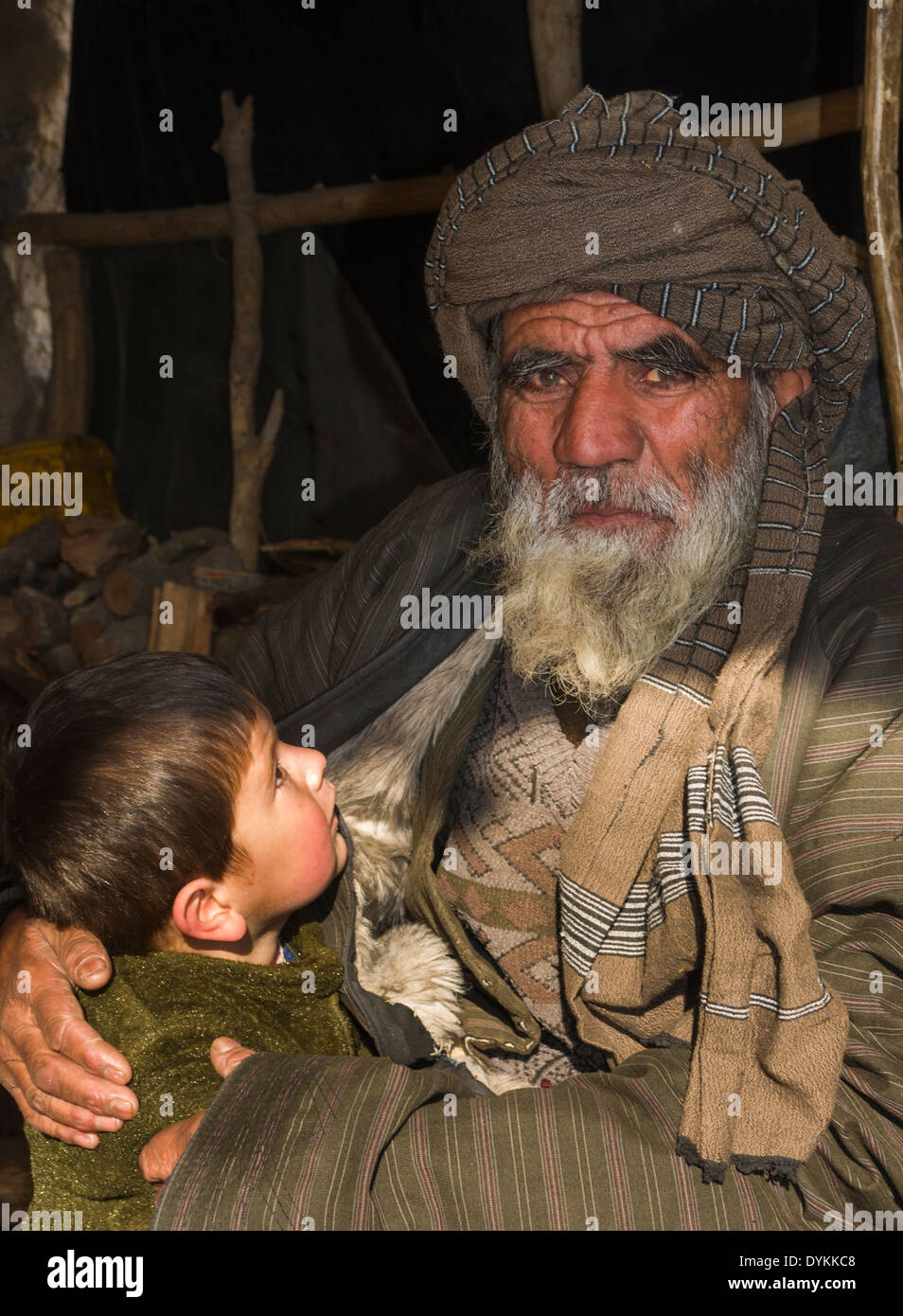 Alter Mann in Afghanistan mit seinem Enkel Stockfoto