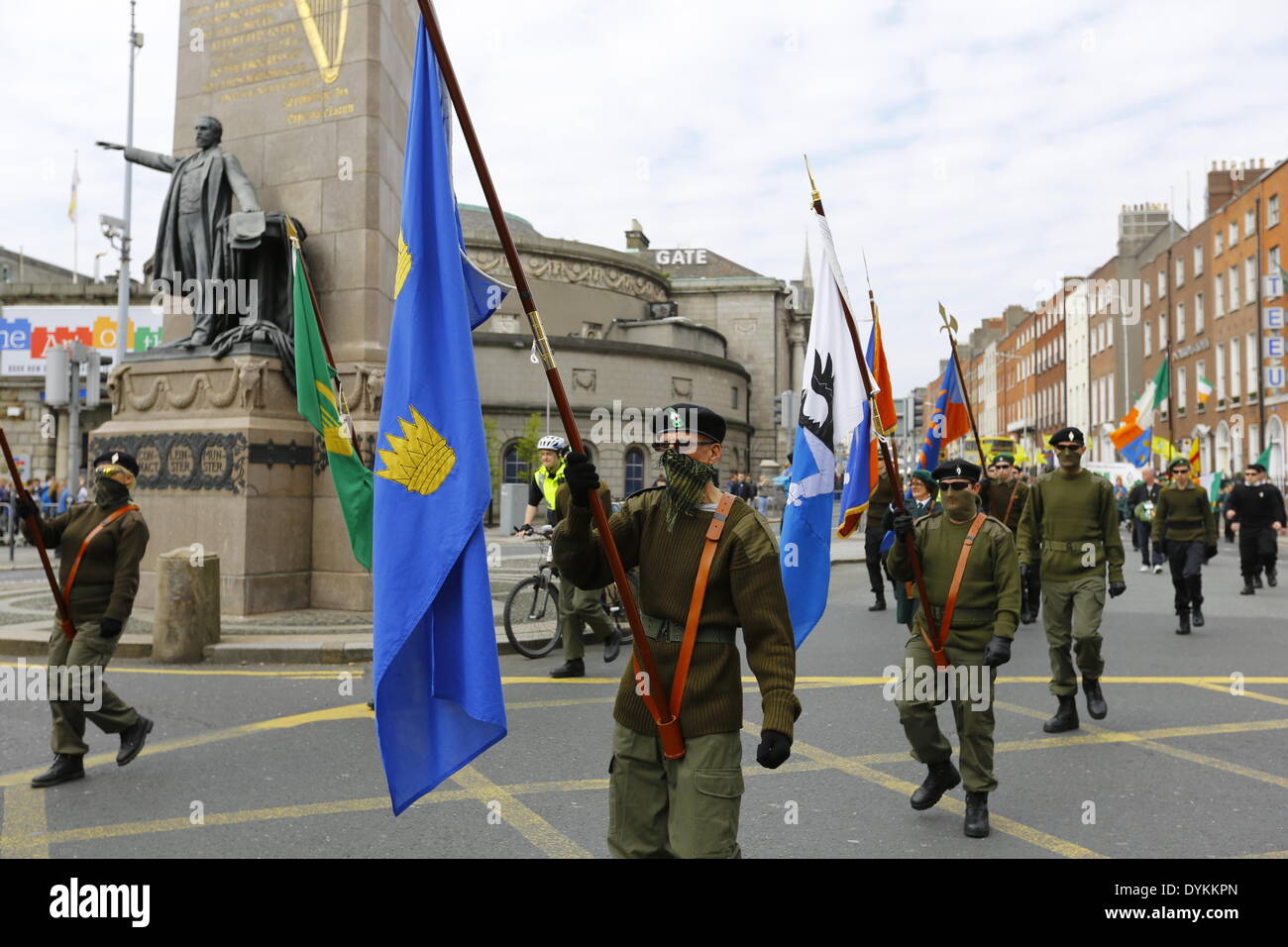 Dublin, Irland. 21. April 2014. Die Republican Sinn Féin Farbe Partei marschiert vorbei an der Parnell Monument auf O' Connell Street. Republican Sinn Féin statt eine Gedenkfeier zum 98. Jahrestag der Osteraufstand von 1916. Die Partei-Anhänger und eine Farbe Party marschierten aus dem Garden of Remembrance, das General Post Office (GPO) für eine Rallye. Bildnachweis: Michael Debets/Alamy Live-Nachrichten Stockfoto