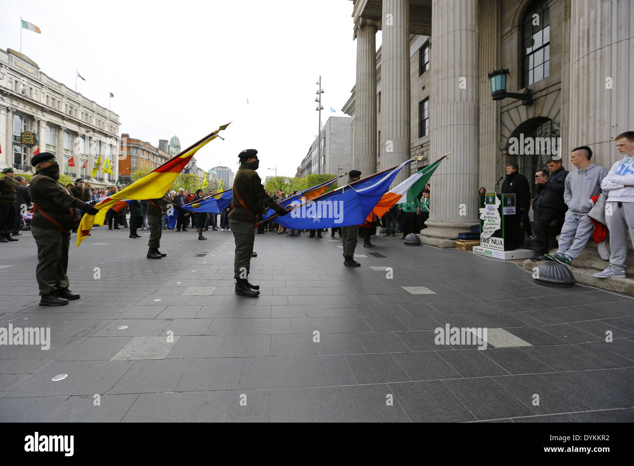 Dublin, Irland. 21. April 2014. Die Republican Sinn Féin Farbe Partei senken ihre Flaggen als Markierung des Respektes. Republican Sinn Féin statt eine Gedenkfeier zum 98. Jahrestag der Osteraufstand von 1916. Die Partei-Anhänger und eine Farbe Party marschierten aus dem Garden of Remembrance, das General Post Office (GPO) für eine Rallye. Bildnachweis: Michael Debets/Alamy Live-Nachrichten Stockfoto