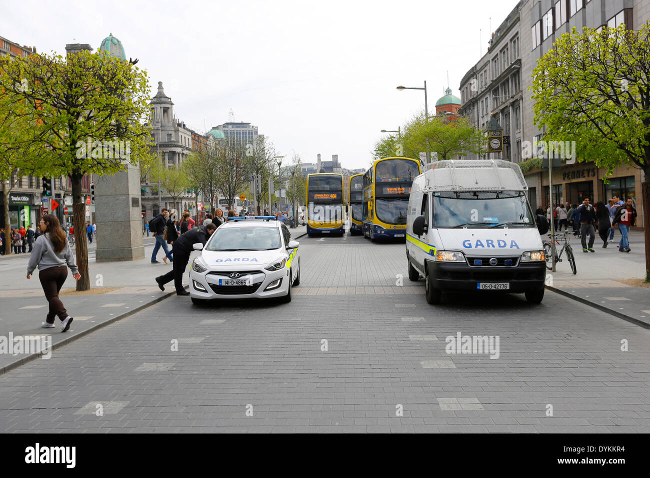 Dublin, Irland. 21. April 2014. O' Connell street ist aufgrund der Republican Sinn Féin Easter Rising Gedenken gesperrt. Republican Sinn Féin statt eine Gedenkfeier zum 98. Jahrestag der Osteraufstand von 1916. Die Partei-Anhänger und eine Farbe Party marschierten aus dem Garden of Remembrance, das General Post Office (GPO) für eine Rallye. Bildnachweis: Michael Debets/Alamy Live-Nachrichten Stockfoto