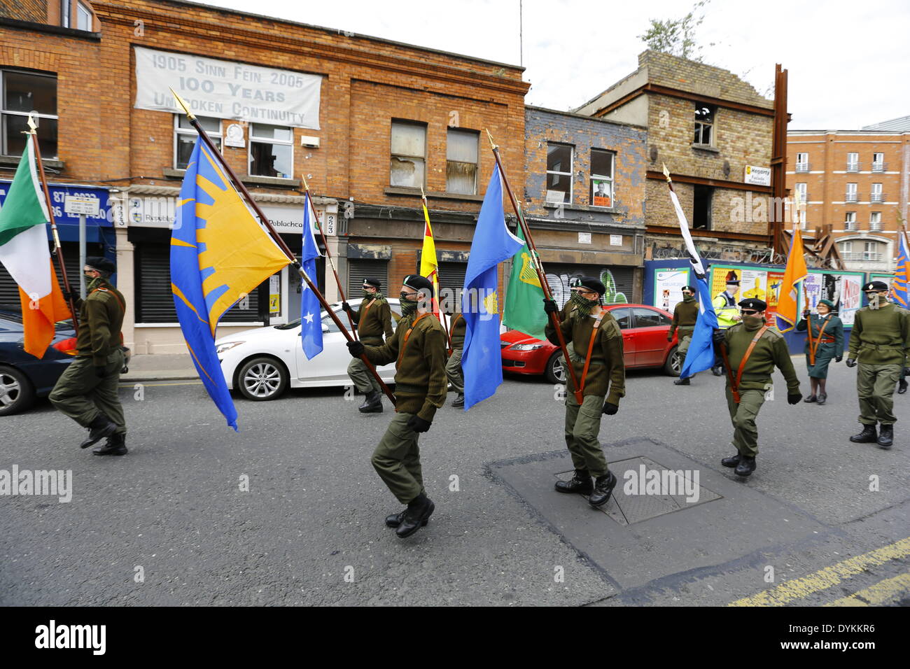 Dublin, Irland. 21. April 2014. Die Republican Sinn Féin Farbe Partei Vorbeimarsch der Republican Sinn Féin-Büros. Republican Sinn Féin statt eine Gedenkfeier zum 98. Jahrestag der Osteraufstand von 1916. Die Partei-Anhänger und eine Farbe Party marschierten aus dem Garden of Remembrance, das General Post Office (GPO) für eine Rallye. Bildnachweis: Michael Debets/Alamy Live-Nachrichten Stockfoto