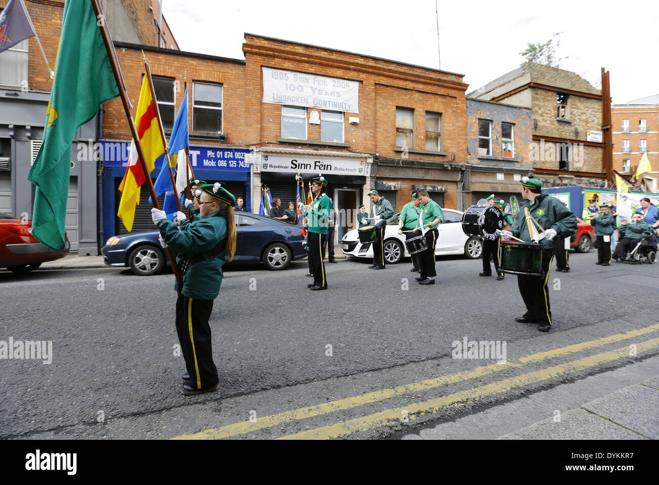 Dublin, Irland. 21. April 2014. Die Flute Band Pride Eireann Vorbeimarsch der Republican Sinn Féin-Büros. Republican Sinn Féin statt eine Gedenkfeier zum 98. Jahrestag der Osteraufstand von 1916. Die Partei-Anhänger und eine Farbe Party marschierten aus dem Garden of Remembrance, das General Post Office (GPO) für eine Rallye. Bildnachweis: Michael Debets/Alamy Live-Nachrichten Stockfoto