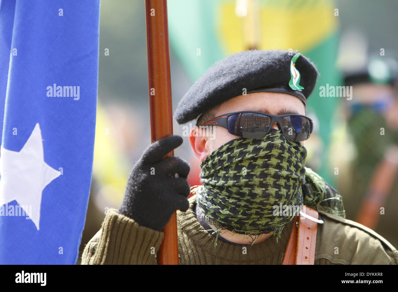 Dublin, Irland. 21. April 2014. Die Farbe close-up Portrait von einem Mitglied des Republican Sinn Féin Partei. Republican Sinn Féin statt eine Gedenkfeier zum 98. Jahrestag der Osteraufstand von 1916. Die Partei-Anhänger und eine Farbe Party marschierten aus dem Garden of Remembrance, das General Post Office (GPO) für eine Rallye. Bildnachweis: Michael Debets/Alamy Live-Nachrichten Stockfoto