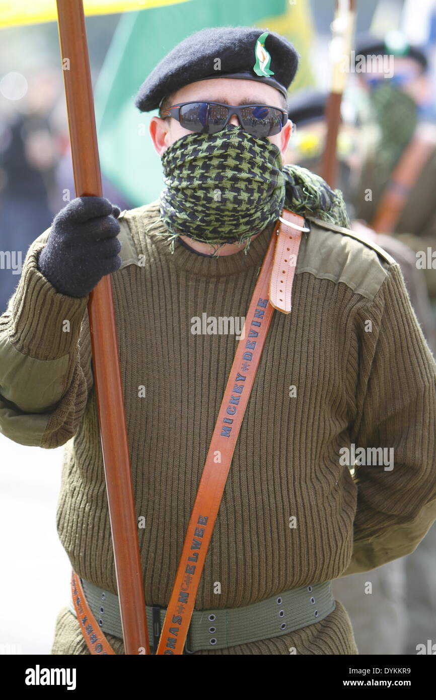 Dublin, Irland. 21. April 2014. Die Farbe close-up Portrait von einem Mitglied des Republican Sinn Féin Partei. Republican Sinn Féin statt eine Gedenkfeier zum 98. Jahrestag der Osteraufstand von 1916. Die Partei-Anhänger und eine Farbe Party marschierten aus dem Garden of Remembrance, das General Post Office (GPO) für eine Rallye. Bildnachweis: Michael Debets/Alamy Live-Nachrichten Stockfoto
