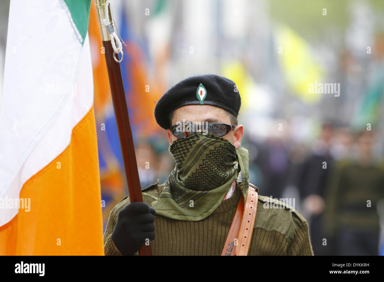 Dublin, Irland. 21. April 2014. Die Farbe close-up Portrait von einem Mitglied des Republican Sinn Féin Partei. Republican Sinn Féin statt eine Gedenkfeier zum 98. Jahrestag der Osteraufstand von 1916. Die Partei-Anhänger und eine Farbe Party marschierten aus dem Garden of Remembrance, das General Post Office (GPO) für eine Rallye. Bildnachweis: Michael Debets/Alamy Live-Nachrichten Stockfoto