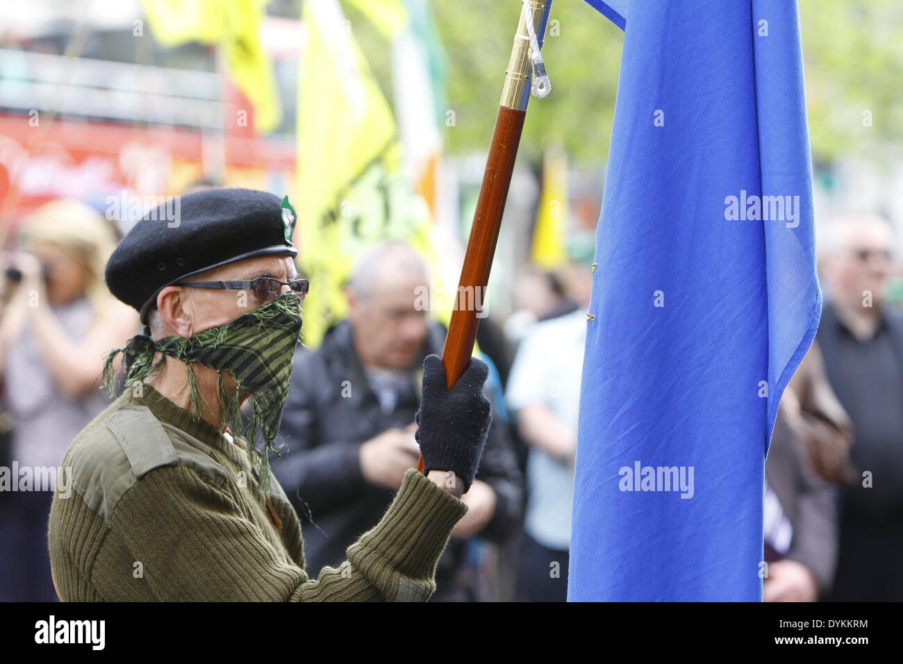 Dublin, Irland. 21. April 2014. Die Farbe close-up Portrait von einem Mitglied des Republican Sinn Féin Partei. Republican Sinn Féin statt eine Gedenkfeier zum 98. Jahrestag der Osteraufstand von 1916. Die Partei-Anhänger und eine Farbe Party marschierten aus dem Garden of Remembrance, das General Post Office (GPO) für eine Rallye. Bildnachweis: Michael Debets/Alamy Live-Nachrichten Stockfoto