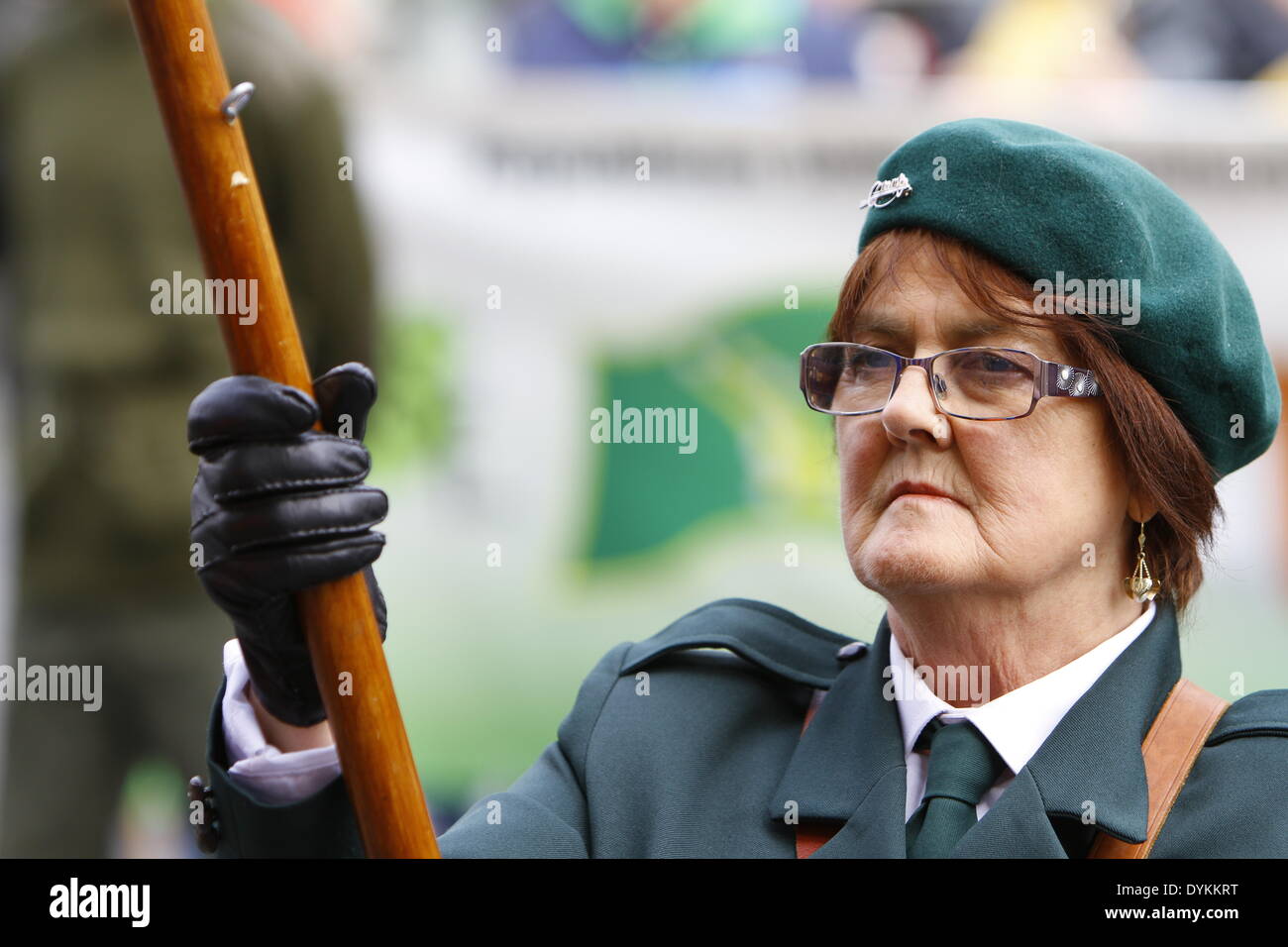 Dublin, Irland. 21. April 2014. Close-up Portrait von einem Mitglied der Partei Cumann Na mBan Farbe. Republican Sinn Féin statt eine Gedenkfeier zum 98. Jahrestag der Osteraufstand von 1916. Die Partei-Anhänger und eine Farbe Party marschierten aus dem Garden of Remembrance, das General Post Office (GPO) für eine Rallye. Bildnachweis: Michael Debets/Alamy Live-Nachrichten Stockfoto