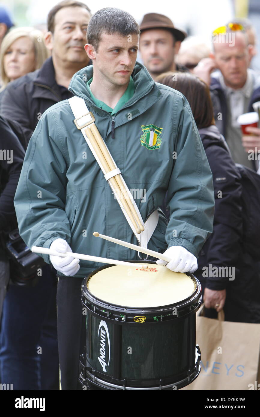 Dublin, Irland. 21. April 2014. Nahaufnahme eines Schlagzeugers der Flute Band Pride Eireann. Republican Sinn Féin statt eine Gedenkfeier zum 98. Jahrestag der Osteraufstand von 1916. Die Partei-Anhänger und eine Farbe Party marschierten aus dem Garden of Remembrance, das General Post Office (GPO) für eine Rallye. Bildnachweis: Michael Debets/Alamy Live-Nachrichten Stockfoto