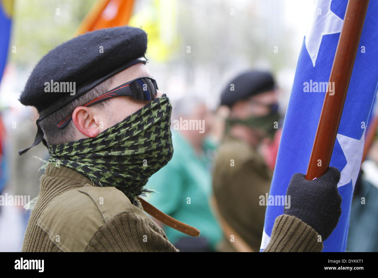 Dublin, Irland. 21. April 2014. Die Farbe close-up Portrait von einem Mitglied des Republican Sinn Féin Partei. Republican Sinn Féin statt eine Gedenkfeier zum 98. Jahrestag der Osteraufstand von 1916. Die Partei-Anhänger und eine Farbe Party marschierten aus dem Garden of Remembrance, das General Post Office (GPO) für eine Rallye. Bildnachweis: Michael Debets/Alamy Live-Nachrichten Stockfoto
