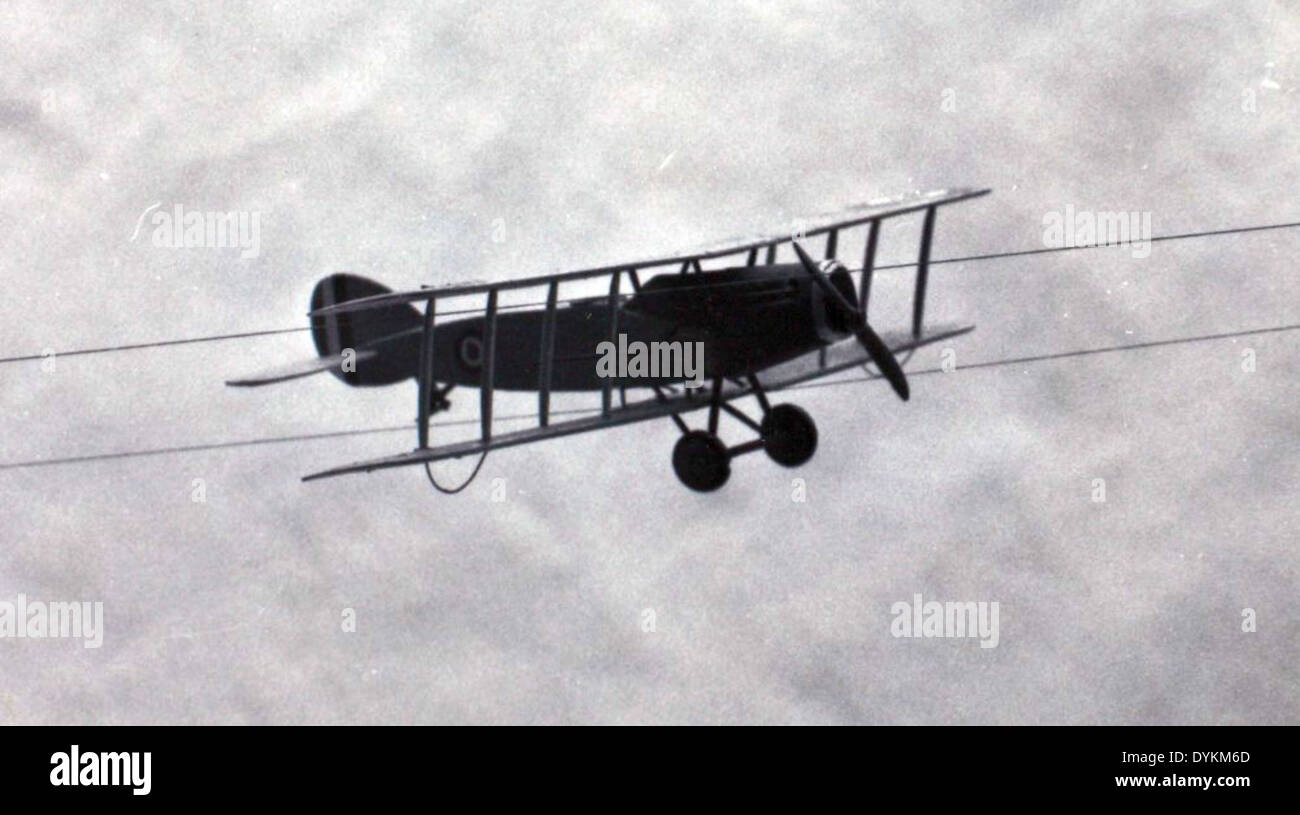 Die Bristol F.2B war ein britisches zweisitziges Doppeldeckerflugzeug, das während des Ersten Weltkriegs eingesetzt wurde. Es war ein vielseitiges Flugzeug, das sowohl als Kampfflugzeug als auch als Aufklärungsflugzeug diente. Dieses Foto, das Teil der Andrew Collection ist, zeigt die Rolle des Flugzeugs während des Krieges. Stockfoto