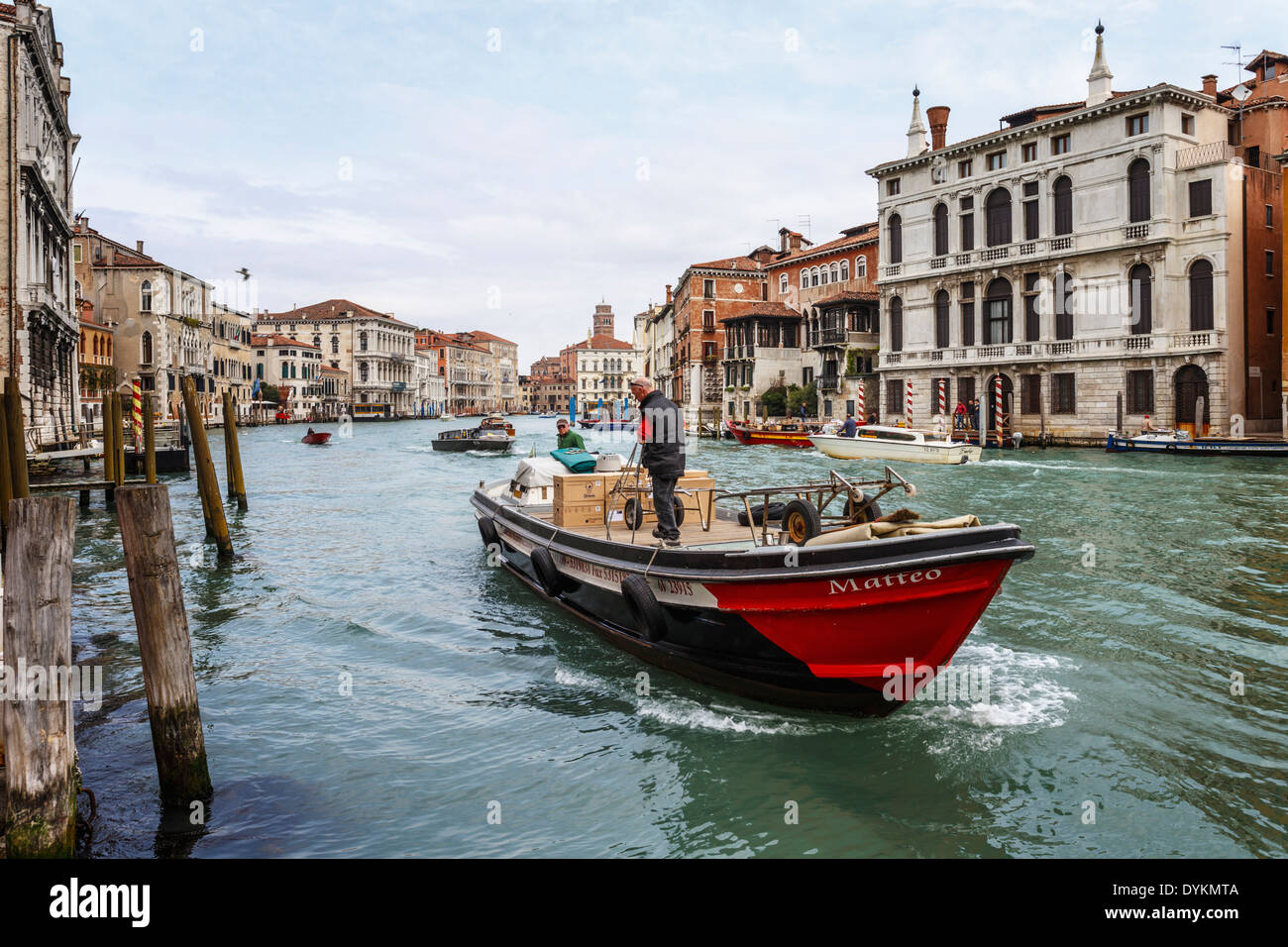 Transport Boot am Canal Grande in Venedig, Italien. Stockfoto