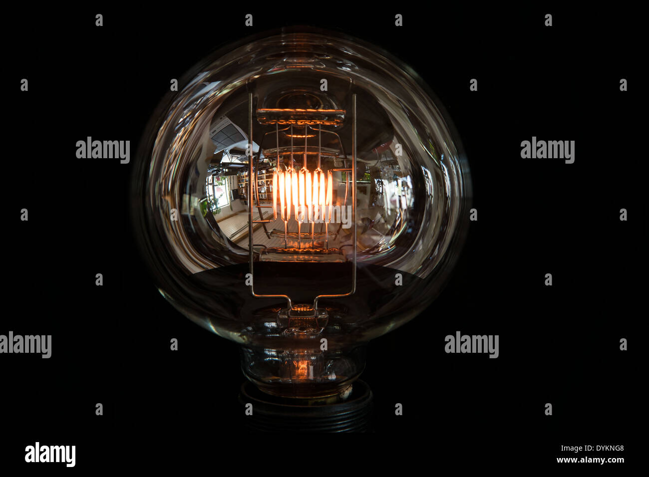 leuchtende Glühbirne mit Zimmer / sehr geringe gedimmt große 1000-Watt-Lampe Stockfoto