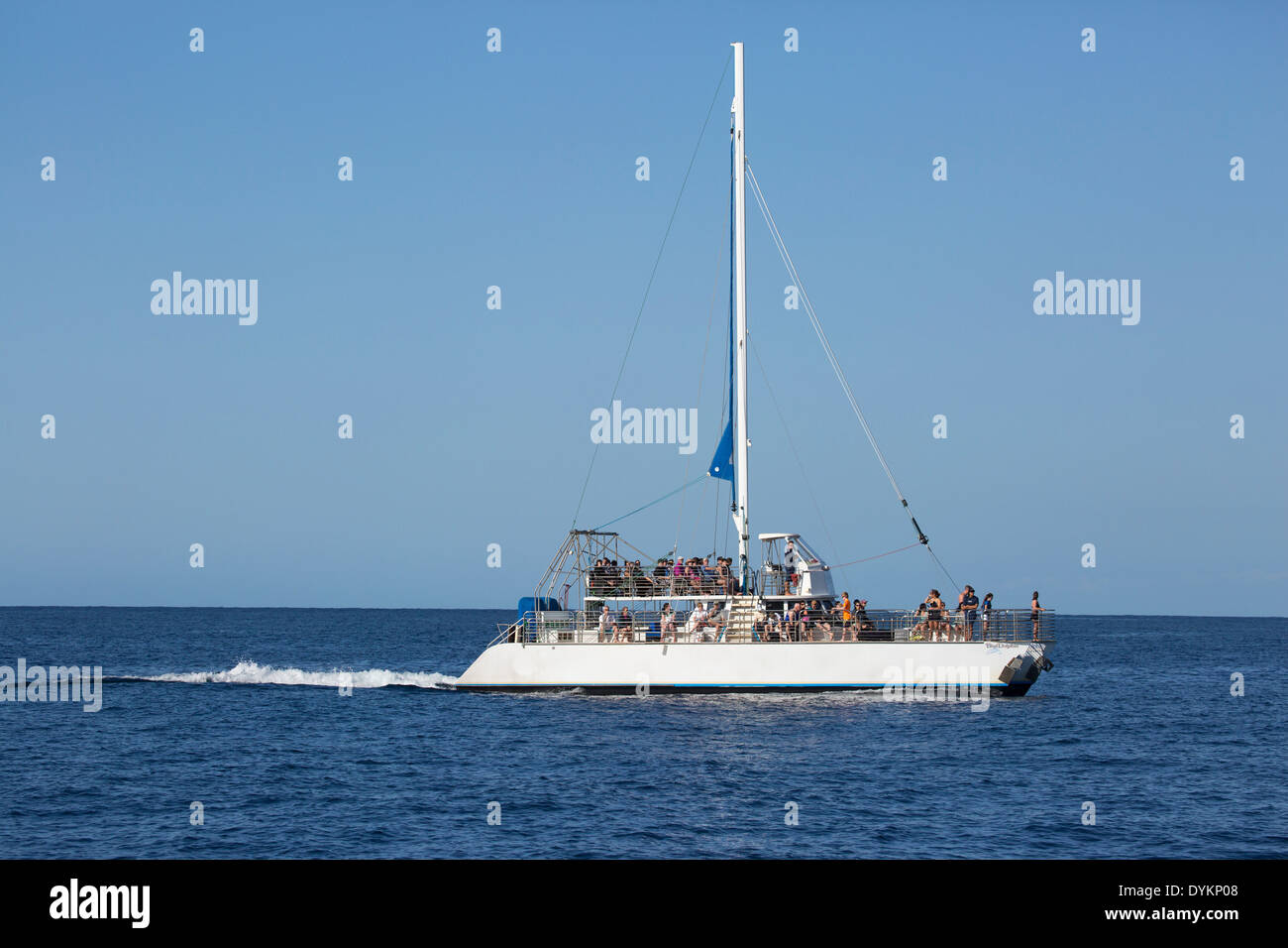 Touristen auf Katamaranfahrt entlang der Westküste von Kauai in Hawaii Stockfoto