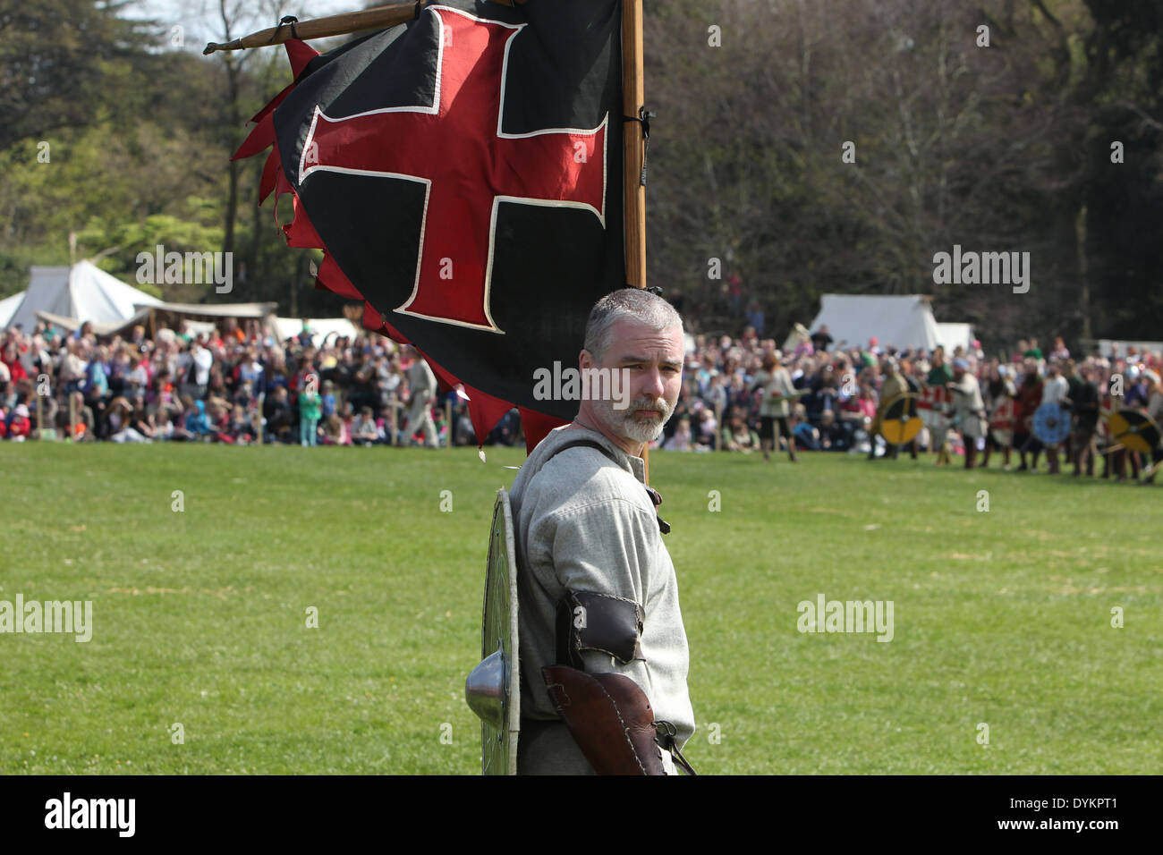 Ein kostümierter Wikinger-Krieger hält eine Fahne, während die Nachstellung der Schlacht an der Schlacht von Clontarf Festival in Raheny, Dublin Stockfoto