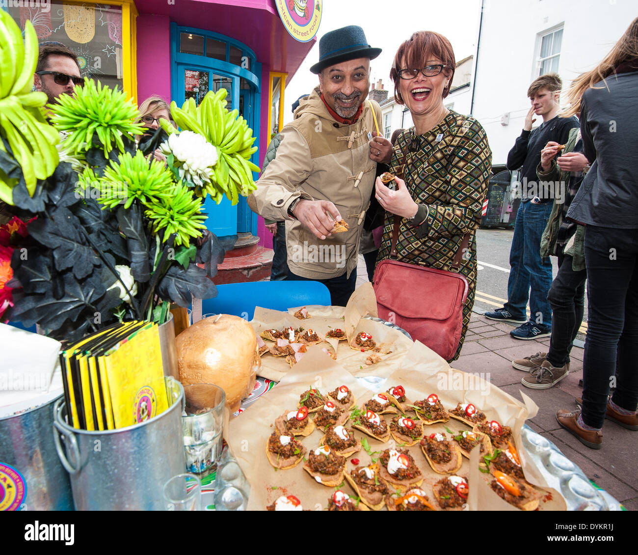 Brighton, UK. 21. April 2014. Wer kann Resisit die Tostadas bei La Choza auf Gloucester Road? Besucher auf der Brighton & Hove Food and Drink Festival Essen Trail in Brighton probieren Sie die Köstlichkeiten der 10 Restaurants und Bars während der Rundweg um die Lanes und North Laine von Brighton nach. Nahmen Teil Aguadulce werden At One, Boho Gelato, La Cave eine Fromage, The Chili Pickle, La Choza, Moshimo, Julien Plumart, The Manor, Yum Yum Ninja. Bildnachweis: Julia Claxton/Alamy Live News Stockfoto