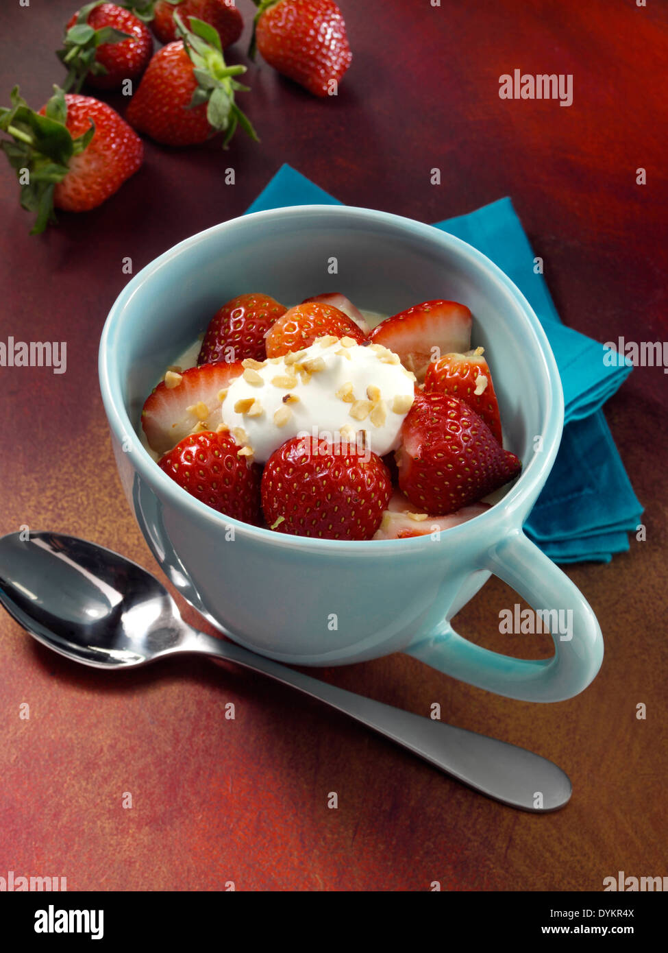 Erdbeer Käsekuchen gemacht in einem Becher Stockfoto