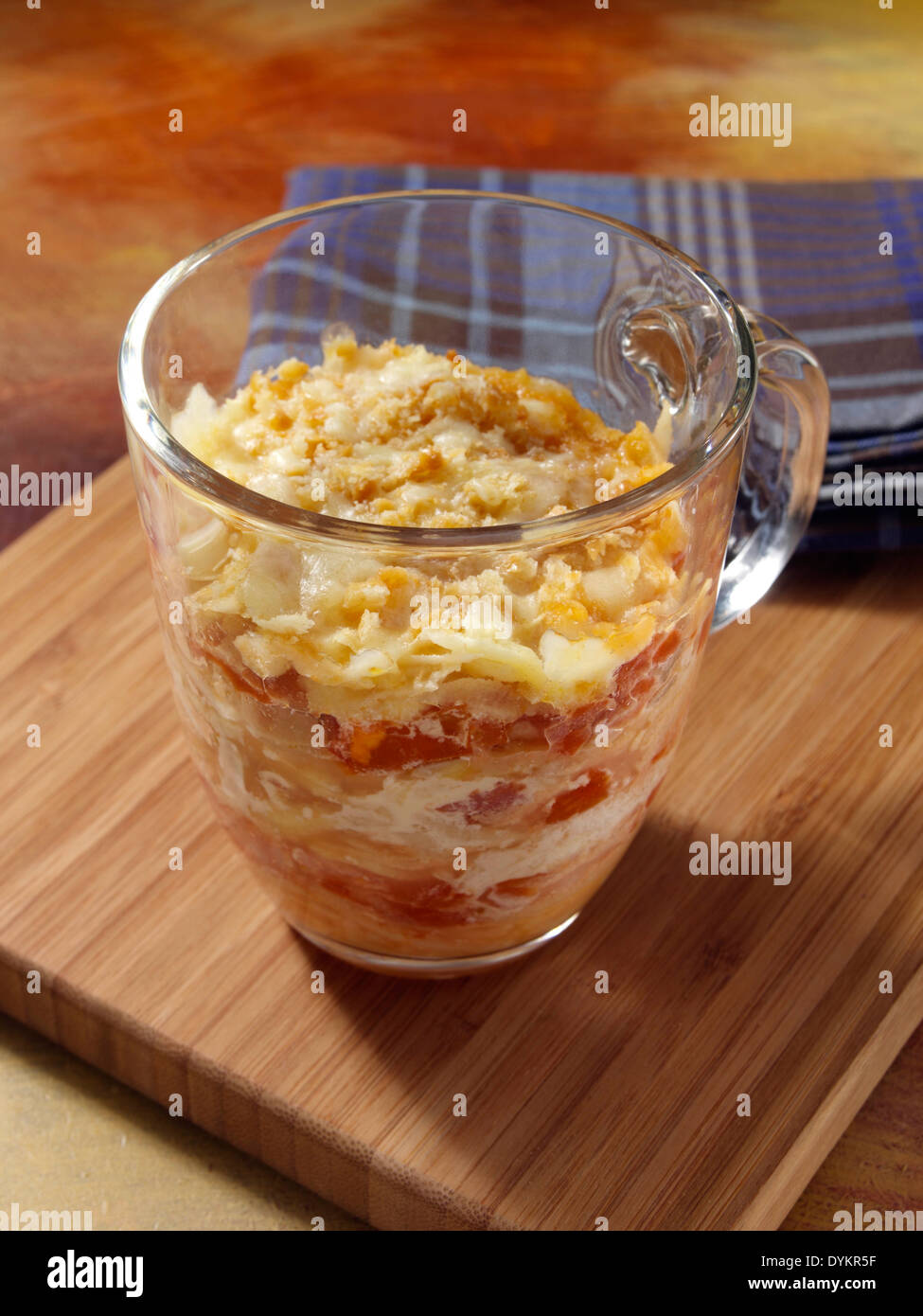 Pastinake Tomaten Scheiben Essen Mikrowelle in einem Becher Stockfoto