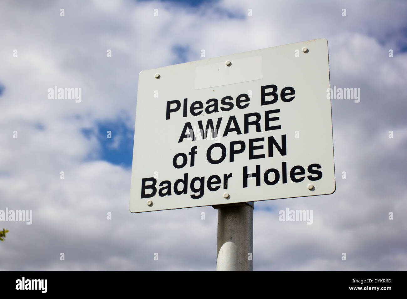 Ein Schild Warnung über offenen Dachs Löcher Stockfoto