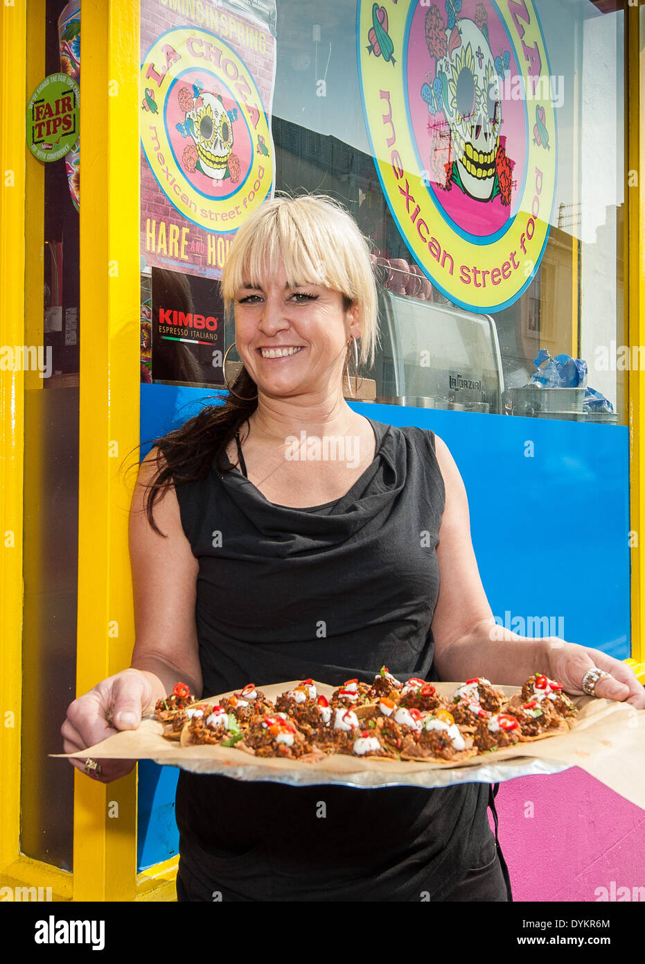 Brighton, UK. 21. April 2014. Wer kann Resisit die Tostadas bei La Choza auf Gloucester Road? Besucher auf der Brighton & Hove Food and Drink Festival Essen Trail in Brighton probieren Sie die Köstlichkeiten der 10 Restaurants und Bars während der Rundweg um die Lanes und North Laine von Brighton nach. Nahmen Teil Aguadulce werden At One, Boho Gelato, La Cave eine Fromage, The Chili Pickle, La Choza, Moshimo, Julien Plumart, The Manor, Yum Yum Ninja. Bildnachweis: Julia Claxton/Alamy Live News Stockfoto