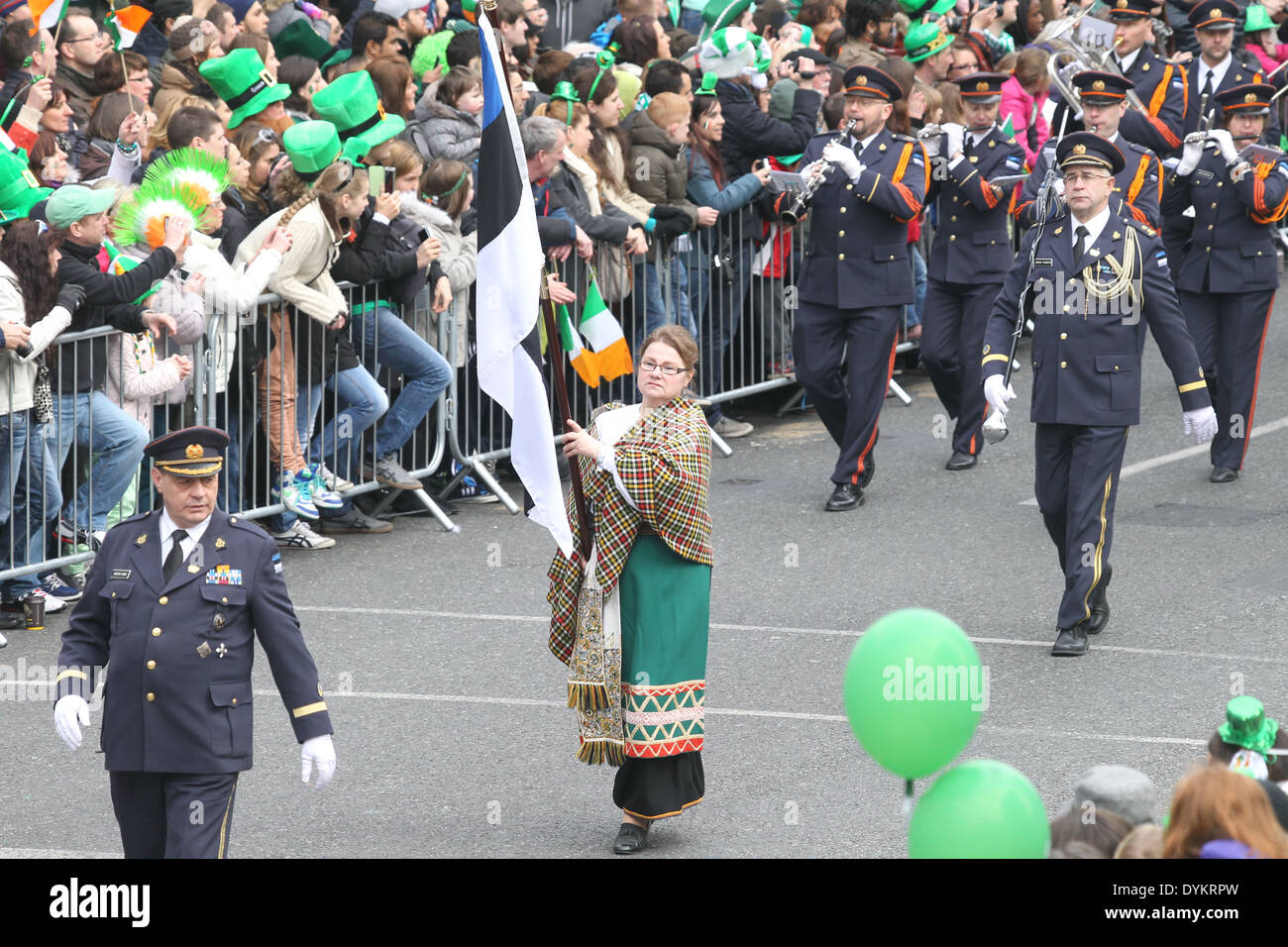 Eine Frau hält eine estnische Fahne während der St. Patricks Day Parade in Dublin Stadtzentrum Stockfoto