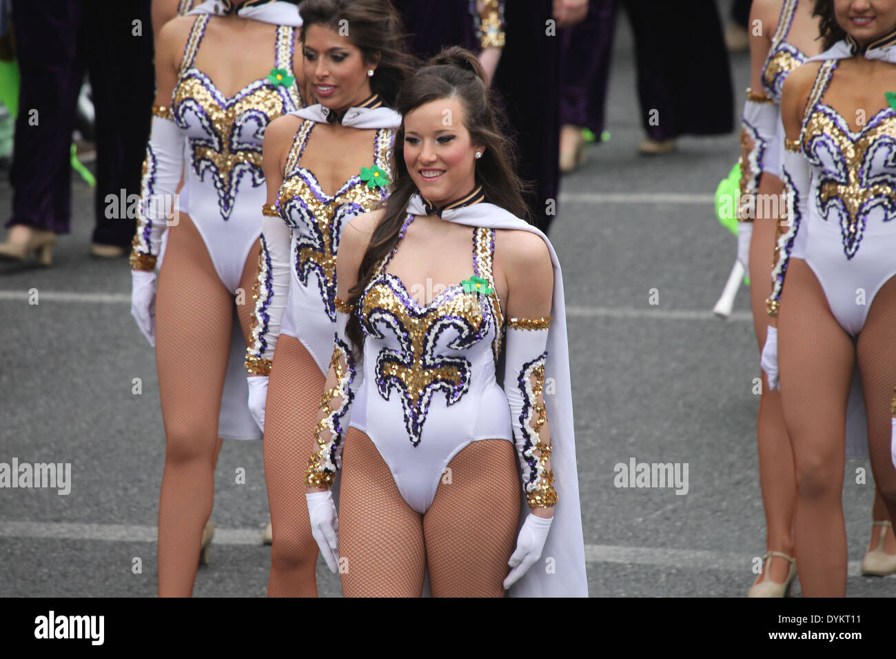 Marching Band Tänzer während der St. Patricks Day Parade in Dublin Stadtzentrum Stockfoto