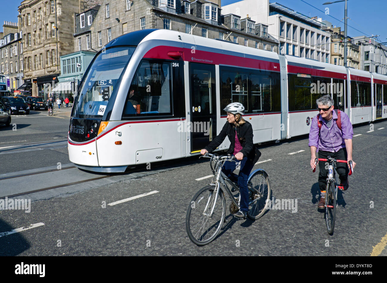 Ein Edinburgh Tram von Radfahrern an der Princes Street, Edinburgh, Schottland, Großbritannien. Stockfoto