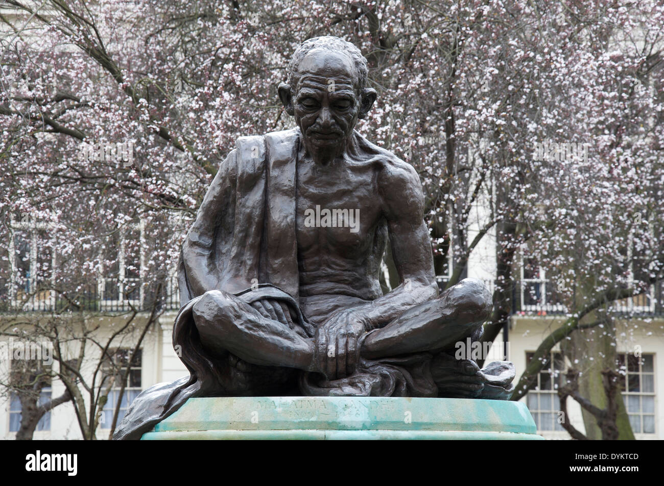 Eine Statue von Mahatma Gandhi, der Anführer der Indiens Kampf für die Unabhängigkeit vom britischen Mutterland. Tavistock Square, London, England, Vereinigtes Königreich. Stockfoto