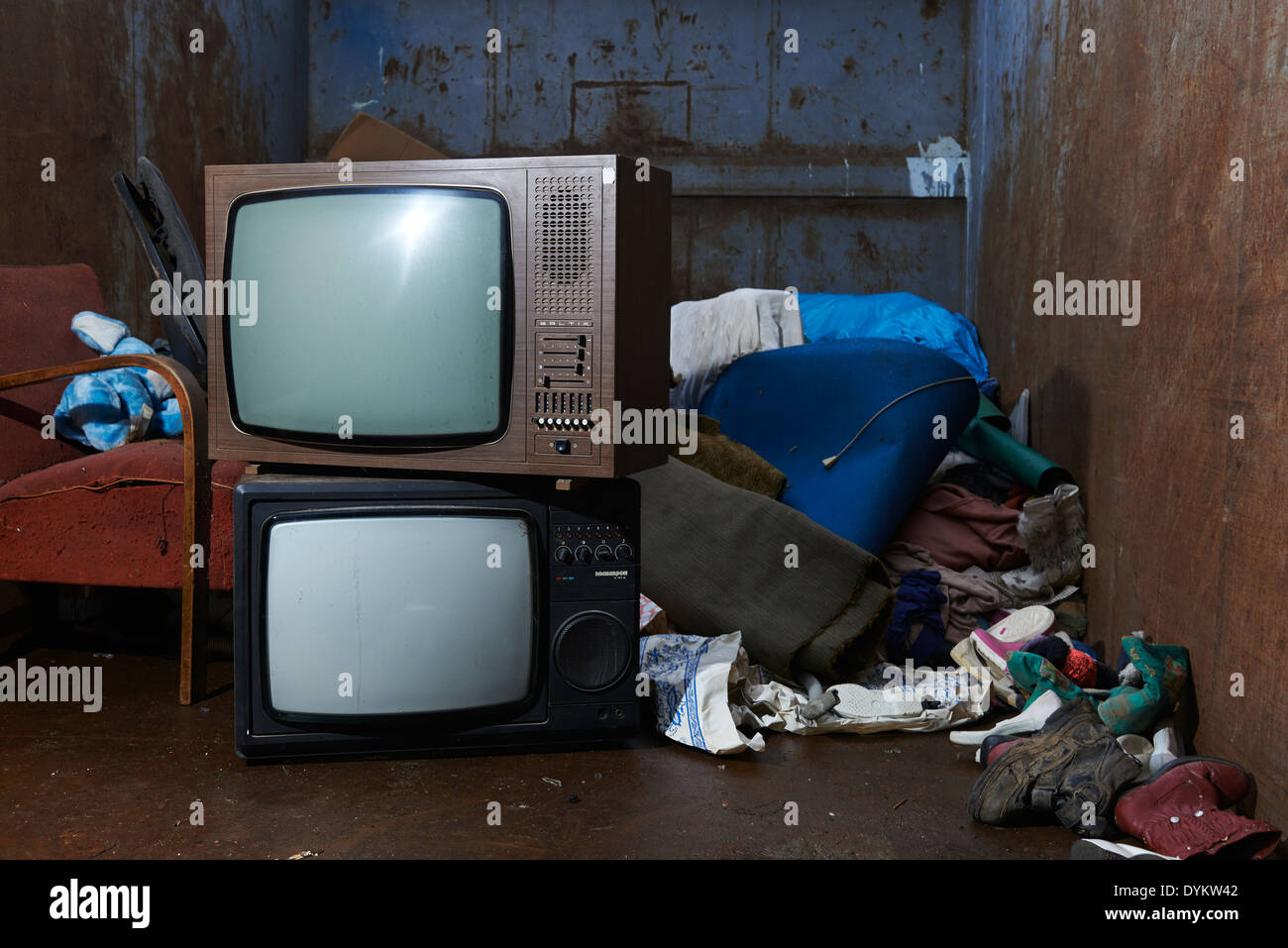 Retro-alte Vintage tv Fernsehen mit Haufen Müll in Müllcontainer Stockfoto
