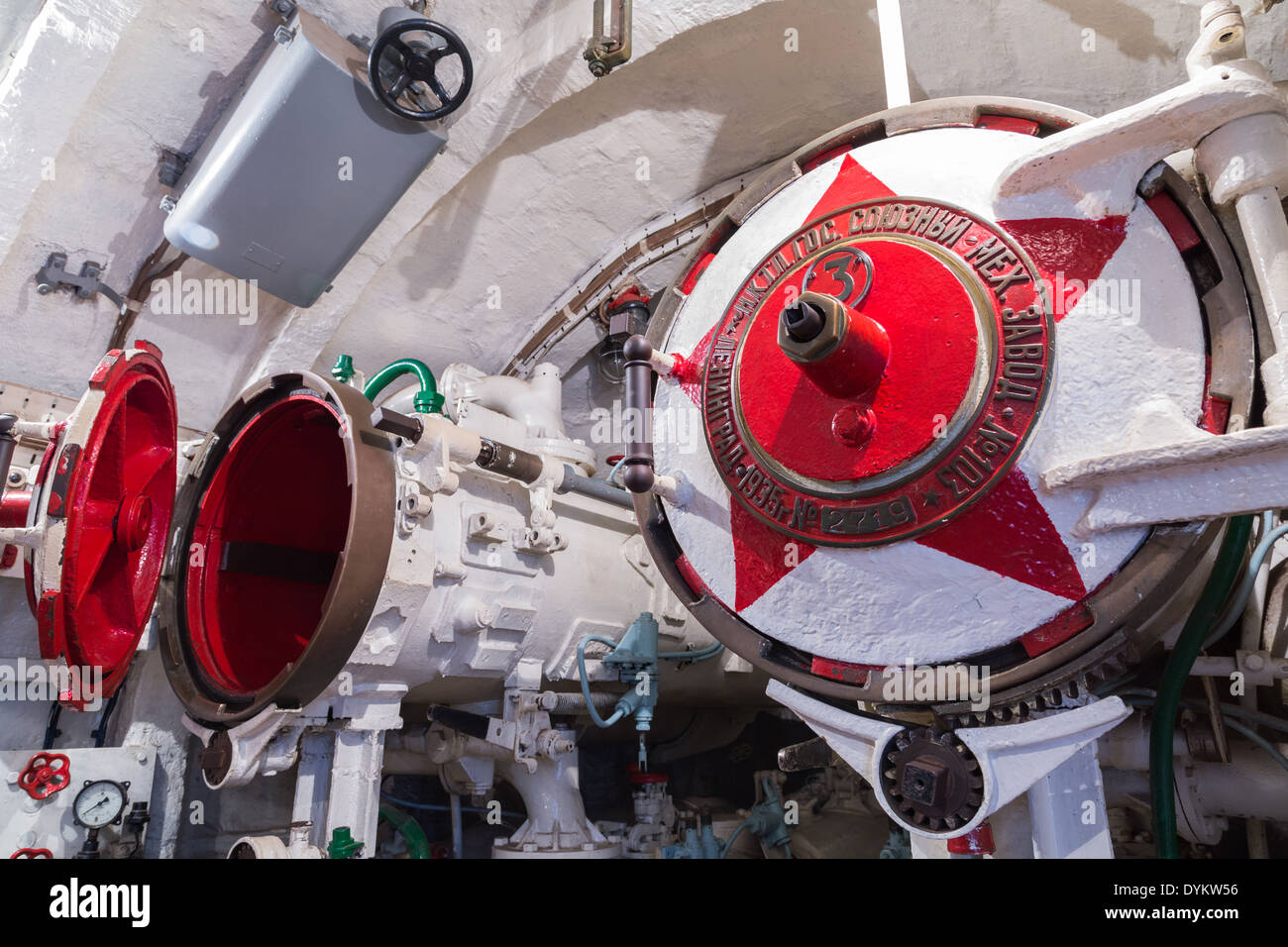 Torpedo-Fach und Torpedos in der alten u-Boot-C-56 in Vladivostok Stadt. Russland Stockfoto